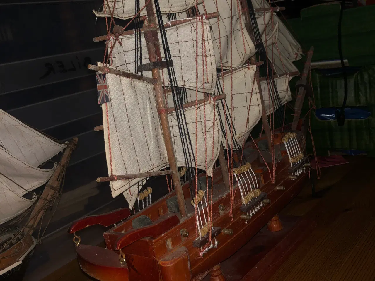 Billede 9 - 2 stk model skibe i træ