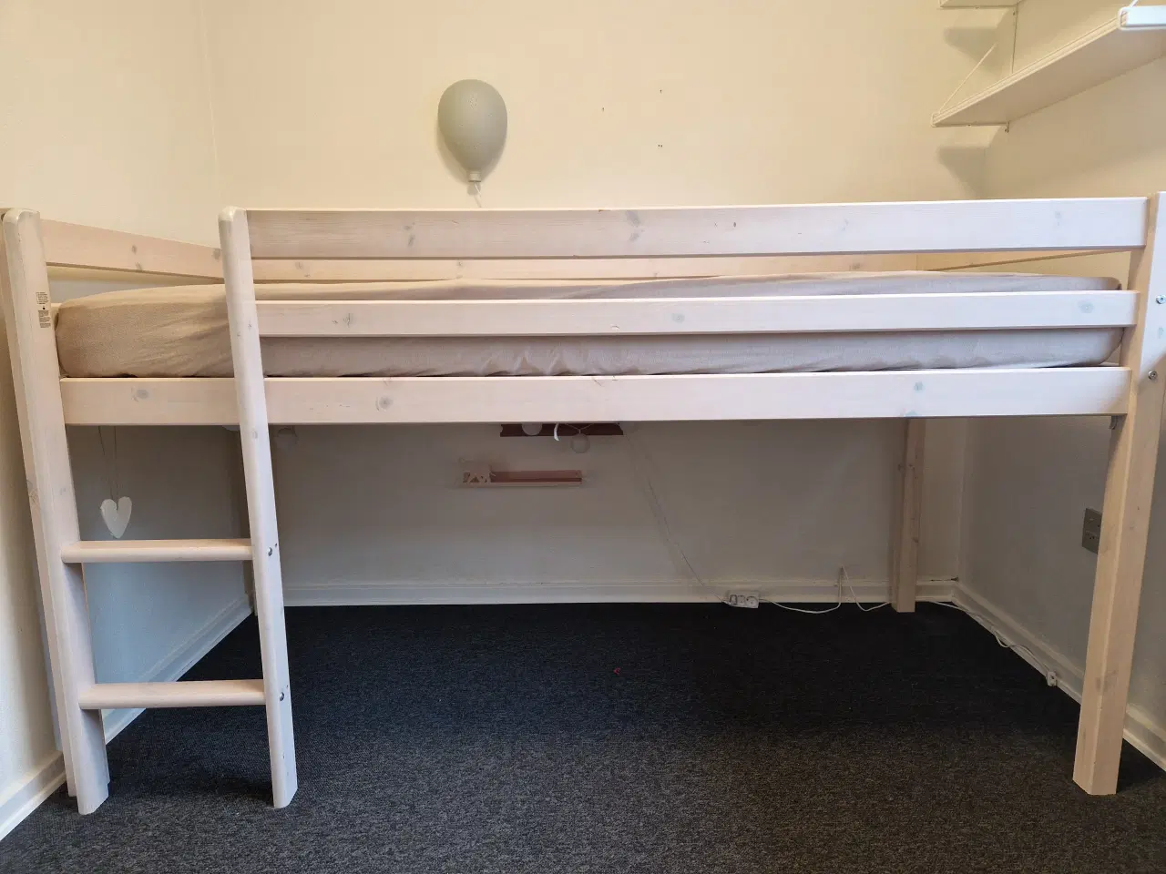 Billede 3 - Halvhøj seng inkl. madras