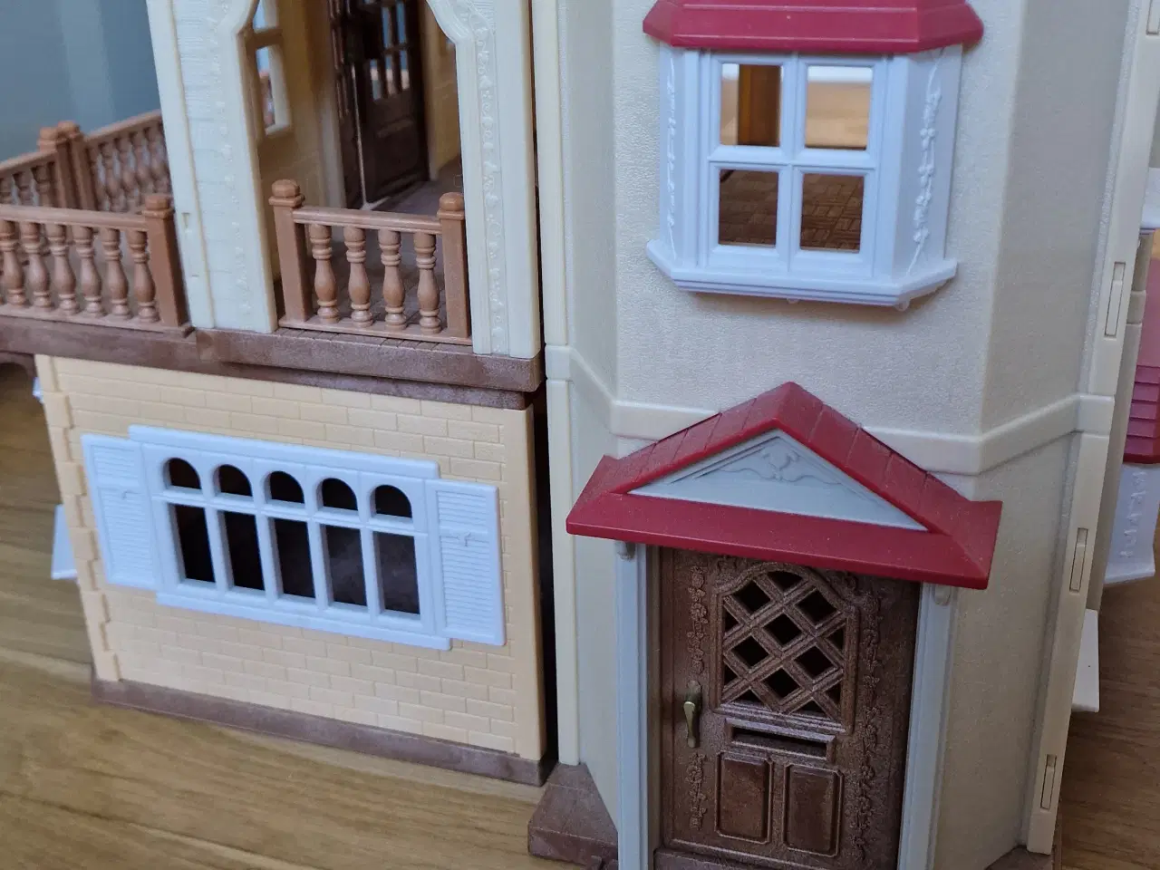 Billede 4 - Sylvanian Families Red Roof landsbyhus med balkon 