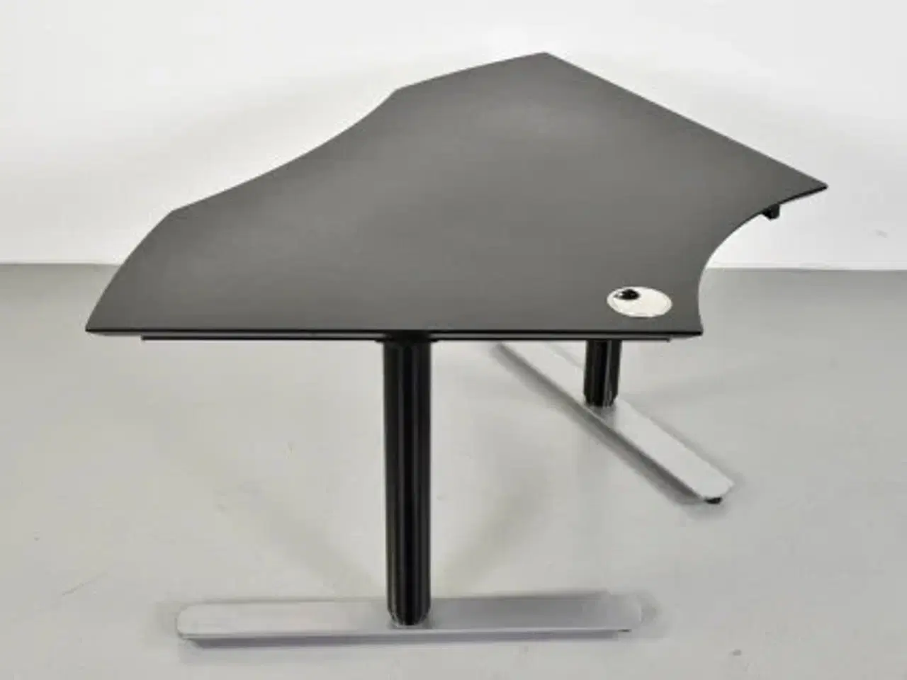 Billede 6 - Hæve-/sænkebord med sort linoleumsplade og sort og grå stel