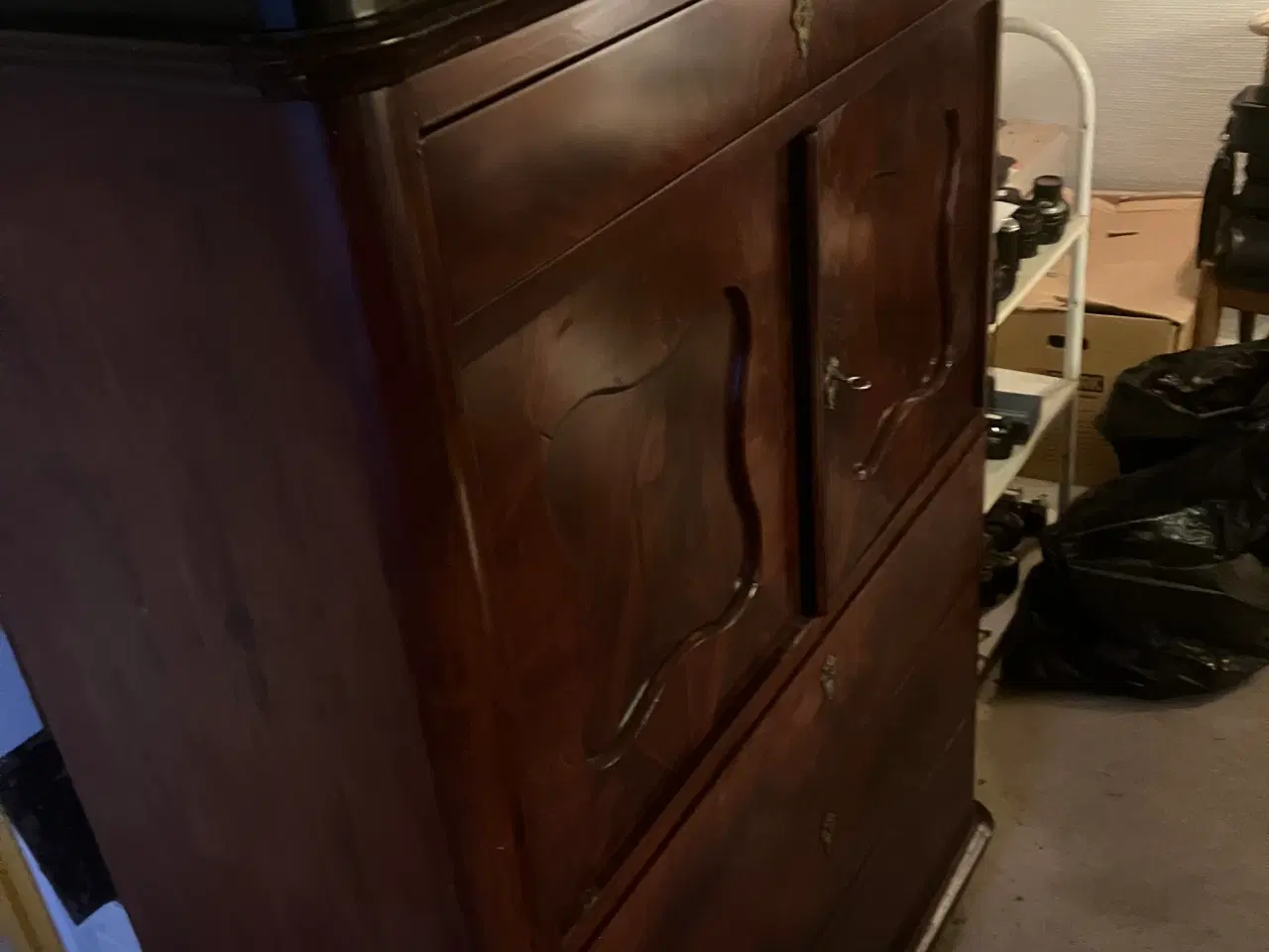 Billede 2 - Antik skab i poleret mahogeni med skeophæng 