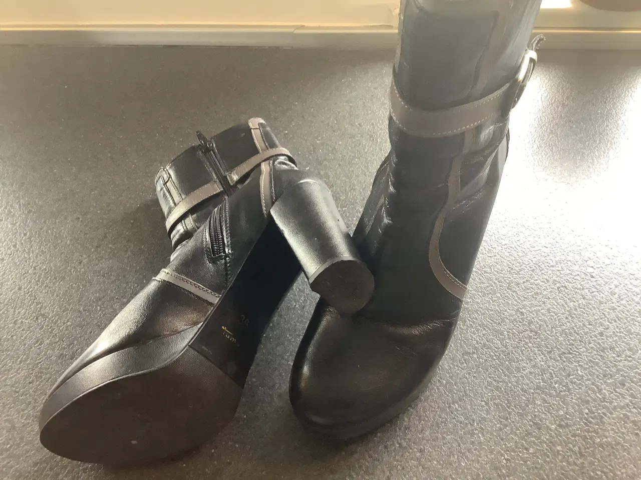 Billede 2 - Lækre sorte Tamaris ankelstøvler str. 39 i læder