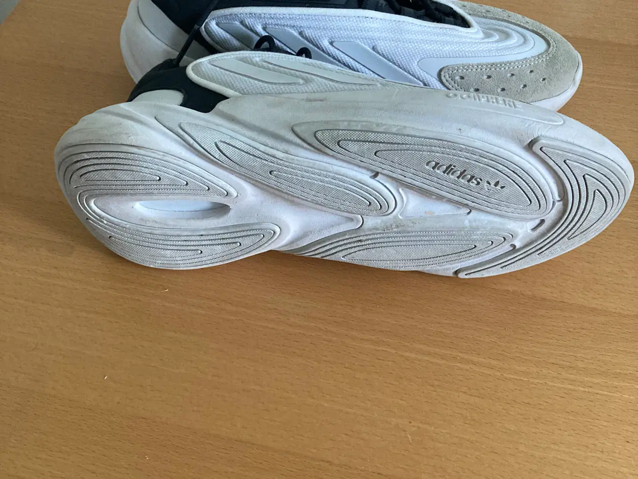 Billede 2 - Adidas sko hvide.  Næsten som nye. 