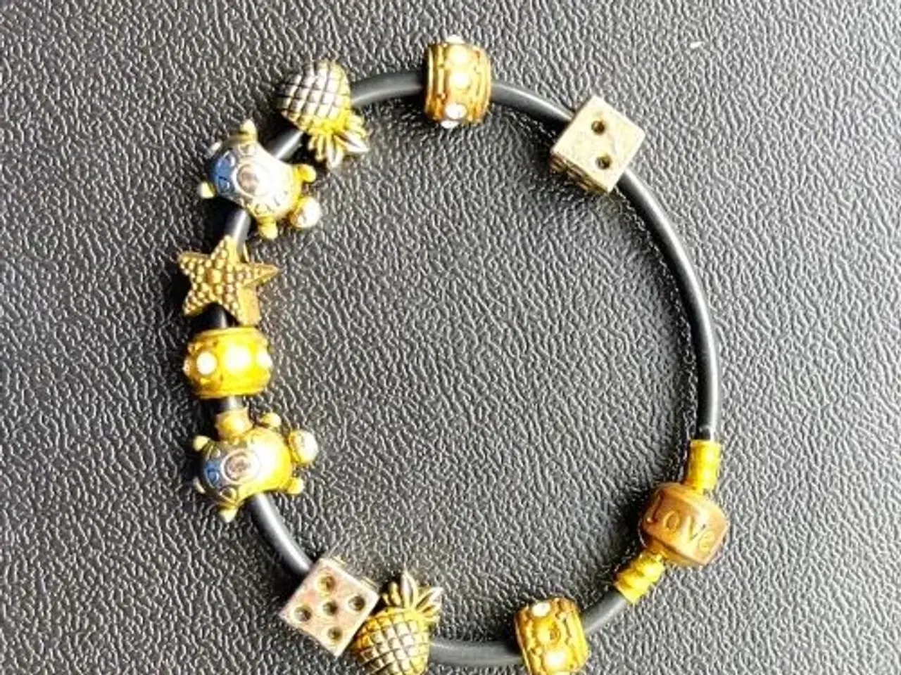 Billede 1 - Charm-armbånd på sort snøre. Sælges samlet.