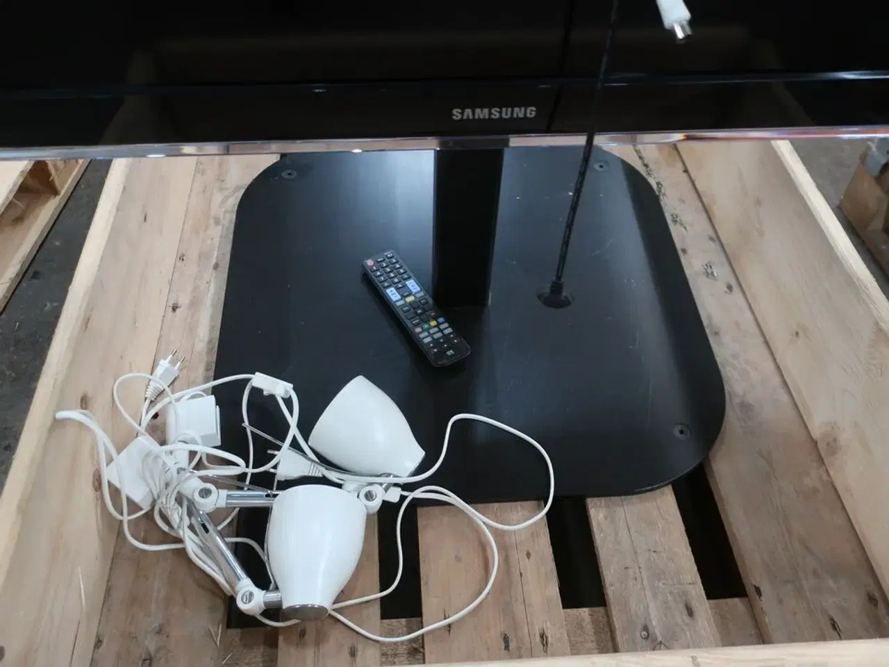 Billede 1 - TV 40" SAMSUNG LE40D570 m. fjernbetjening samt to lamper