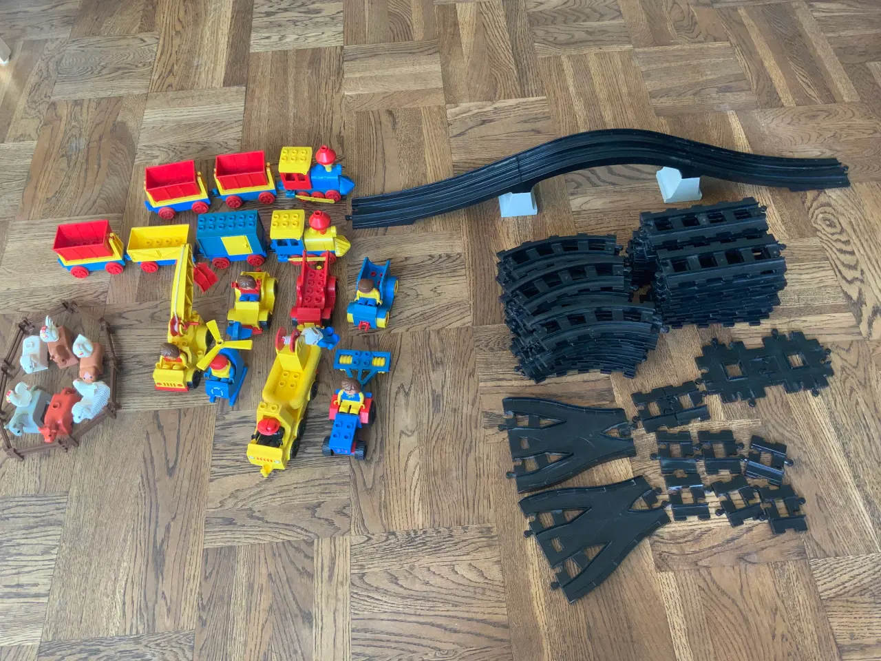 Billede 9 - STOR LEGO DUPLO TAGBANE, MED TRÆKTOGE, BILER M.M.