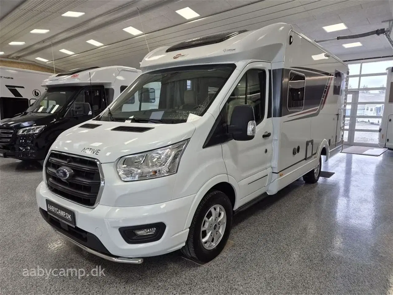 Billede 4 - 2023 - Bürstner Lineo T690 G   Automatgear. solcelle. 2x batterier. inverter. maxfann. Fyldegas. kompressor køleskab. Avara alarm system. anhængertræk. elektrisk indgangstrin.