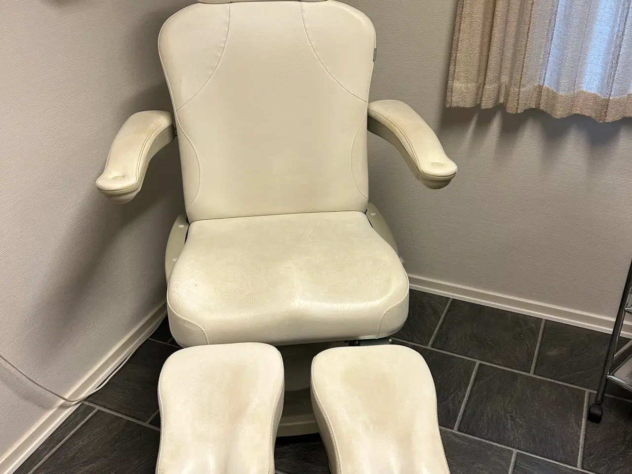 Billede 1 - Klinik udstyr briks , fodpleje stol