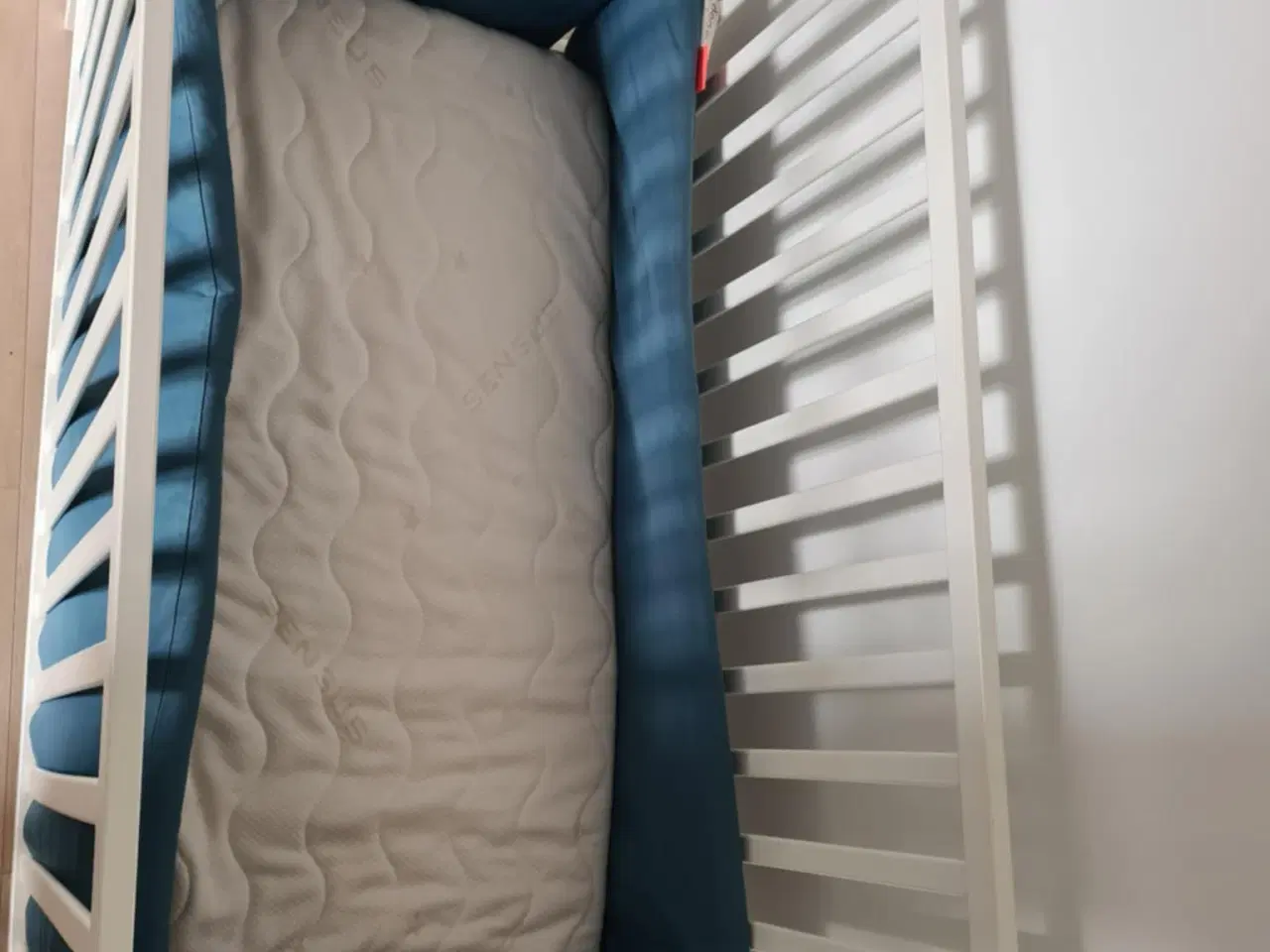 Billede 4 - Minimalistisk tremmeseng med fin madras