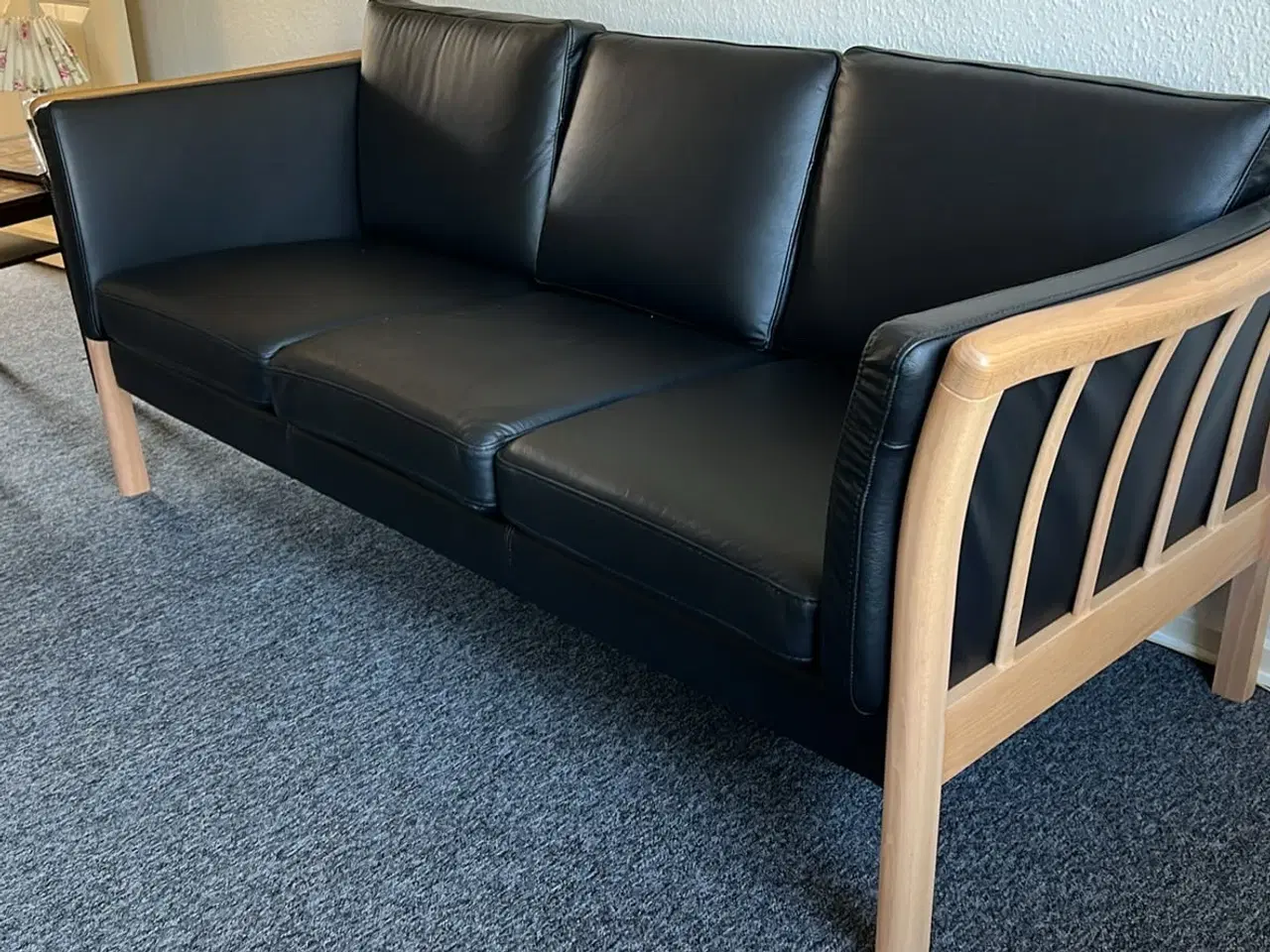 Billede 1 - Sofa sort læder Dorte Topline  bøg/lak. Fra maj 25