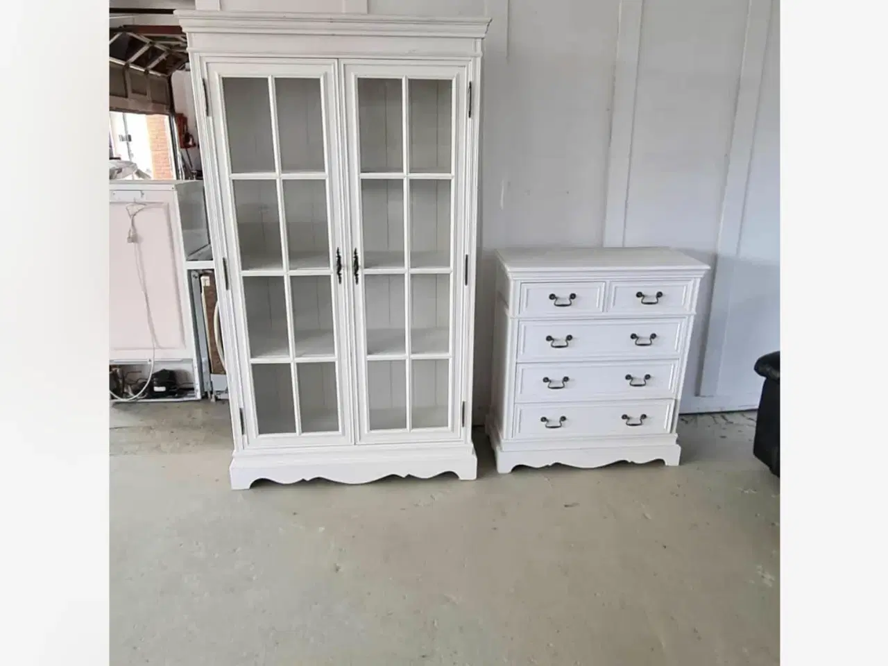 Billede 1 - Vitrineskab og kommode
