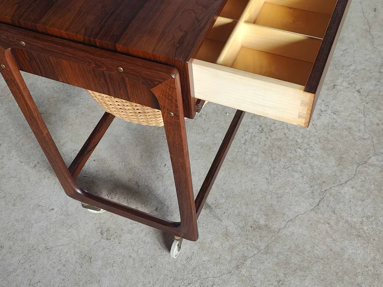 Billede 1 - Rullebord /sybord. 