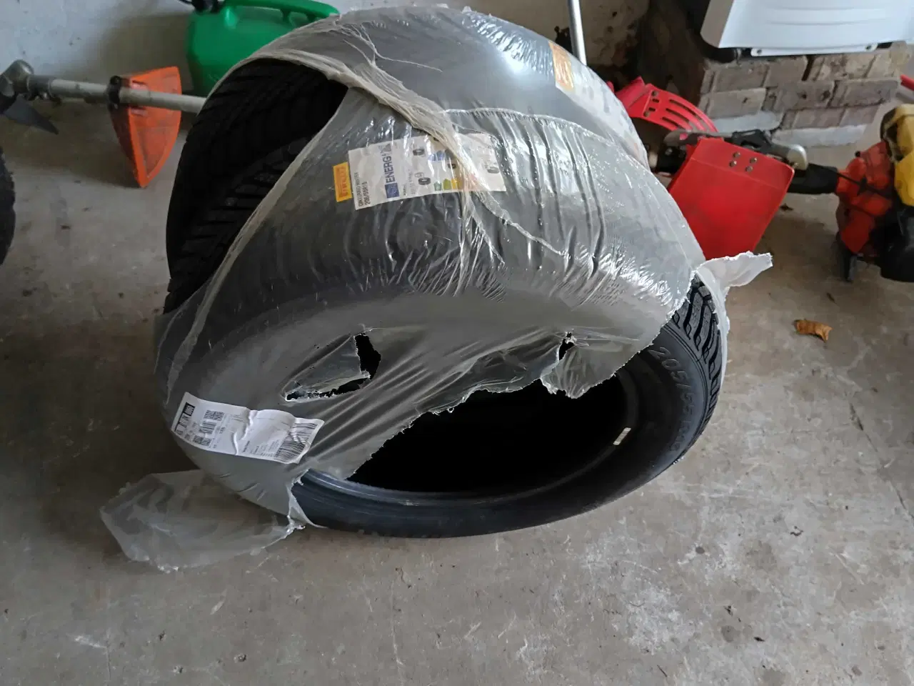 Billede 1 - Nye Pirelli vinterdæk x.2 205 55 16r