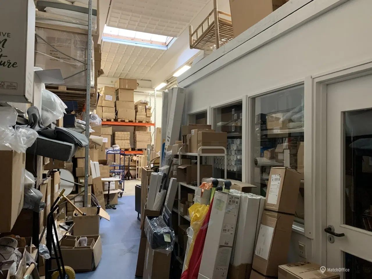 Billede 8 - Højloftet lager. showroom med port samt stort kontor