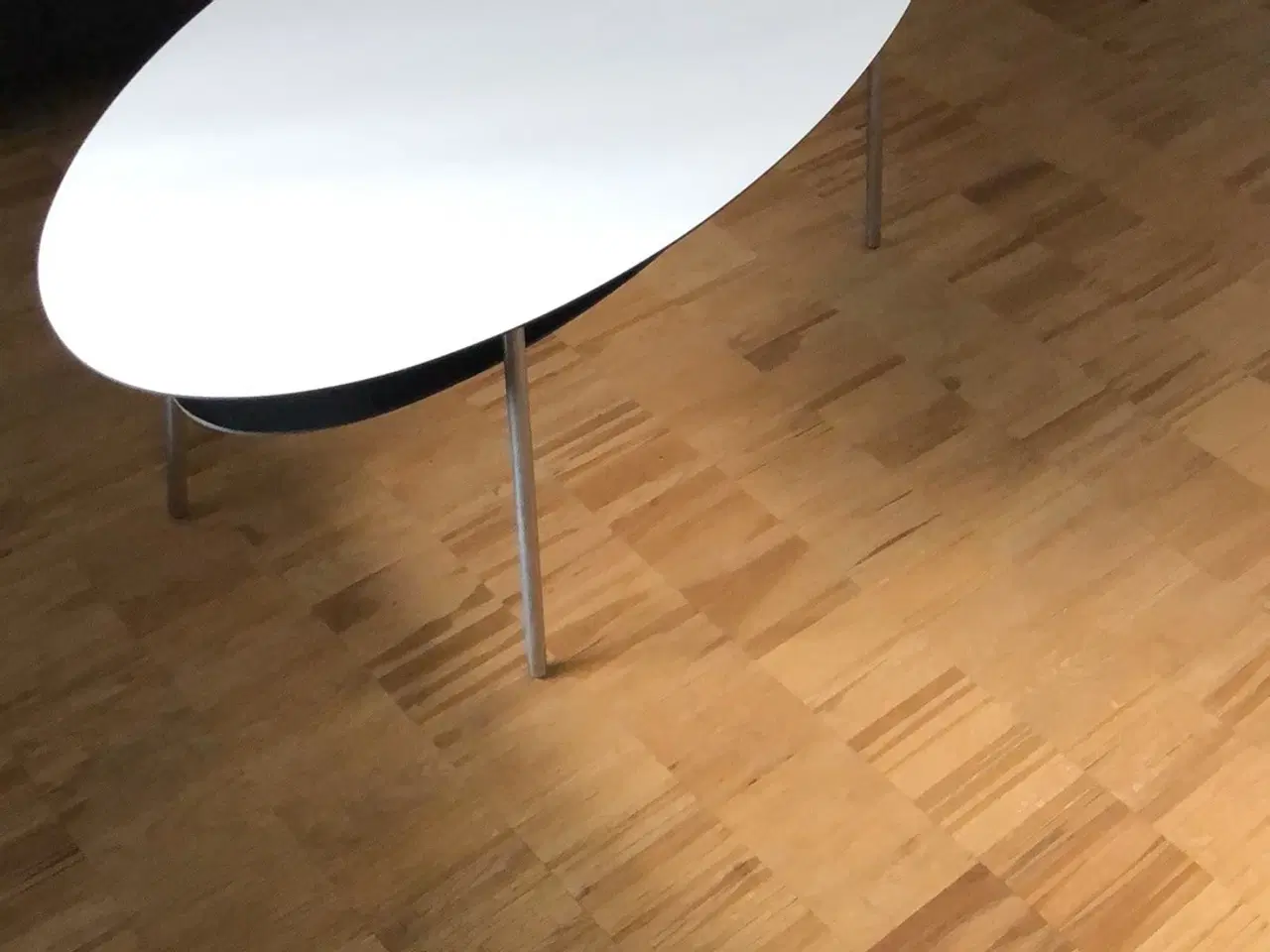 Billede 3 - Hvid oval sofabord med hylde