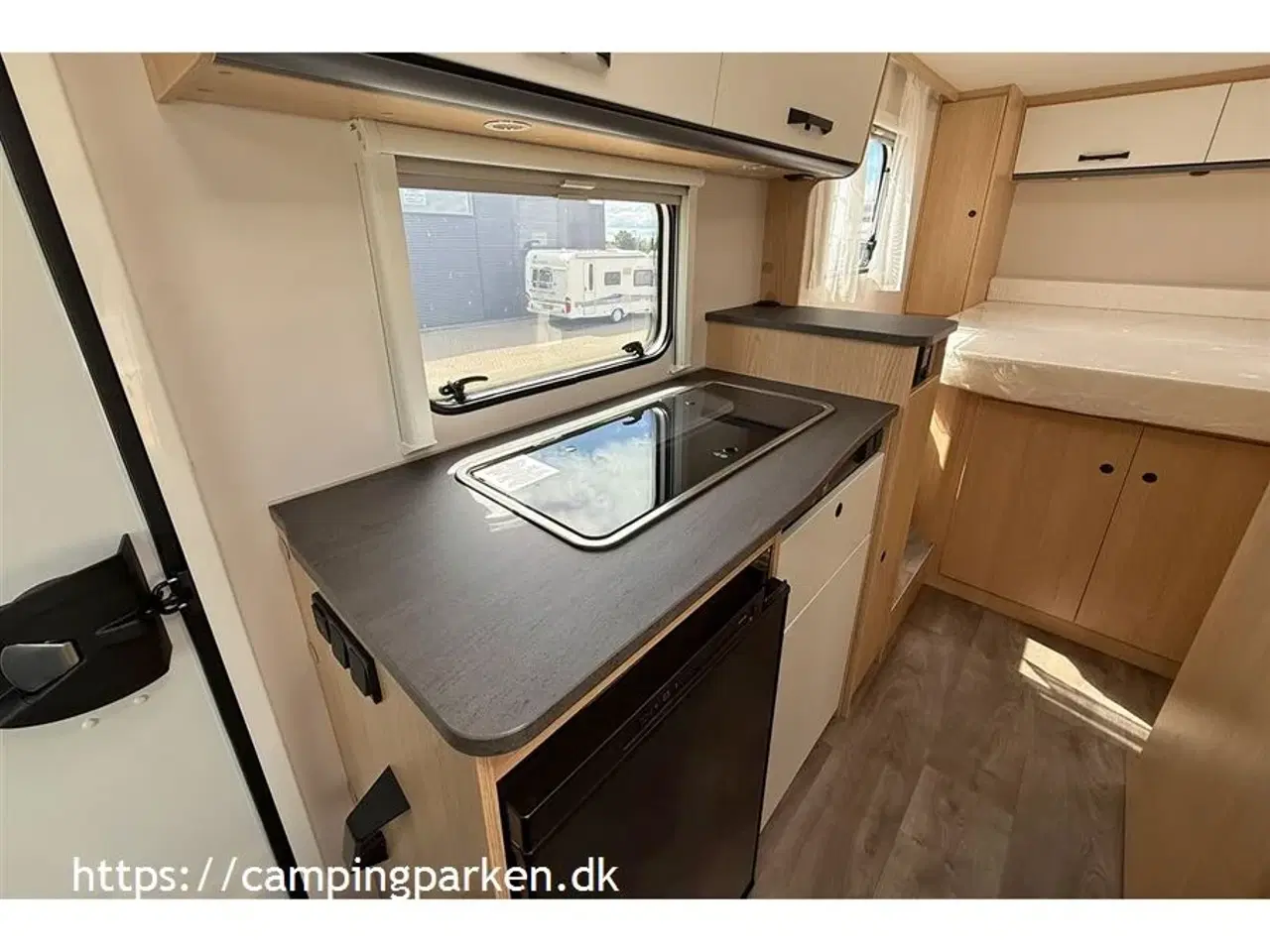 Billede 7 - 2025 - SunLight VAN V69 Adventure Edition   Sunlights populære smalle Van - med queens bed, automatgear, markise og cykelholder