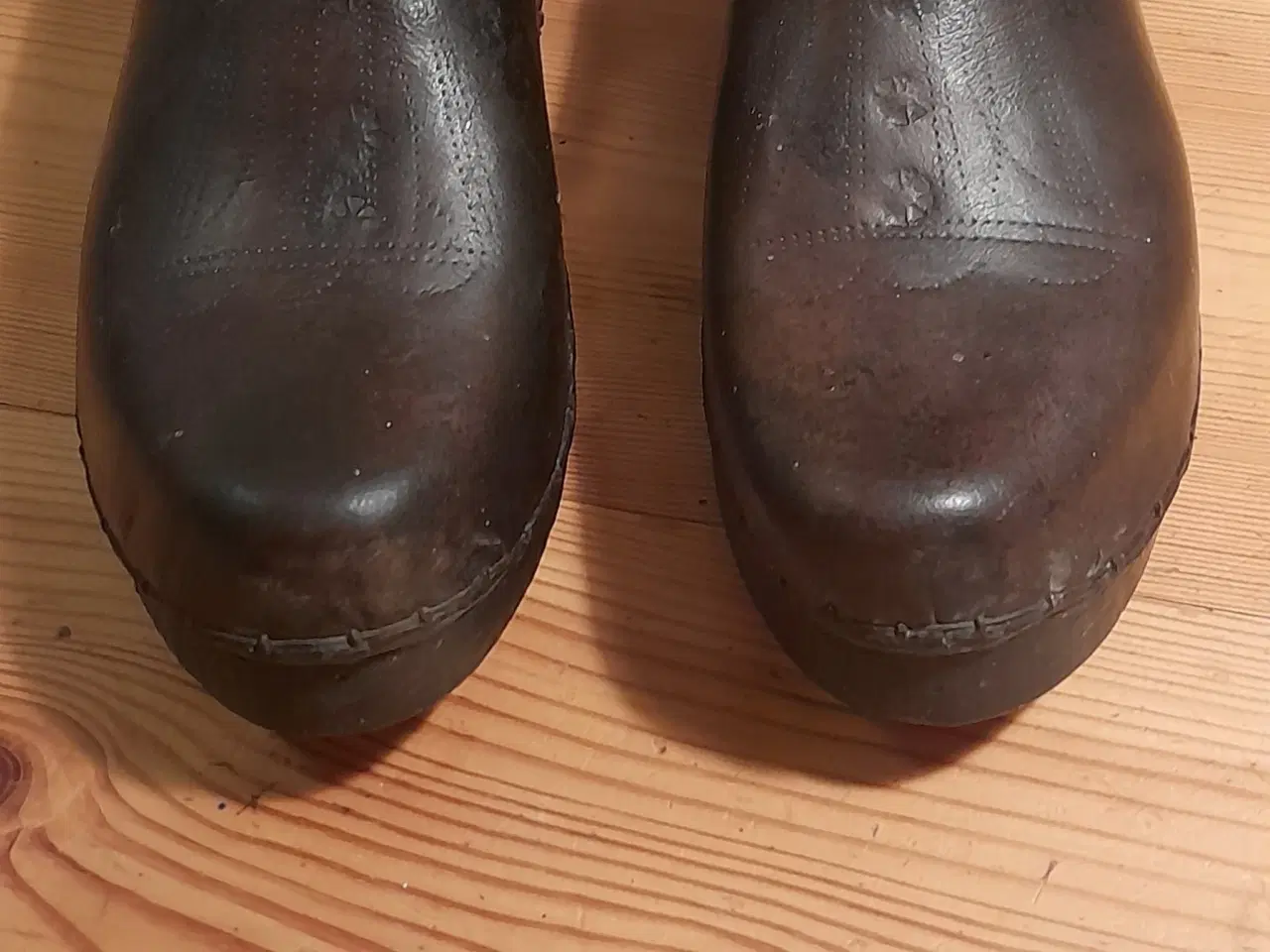 Billede 2 - Barnetræsko i træ og læder