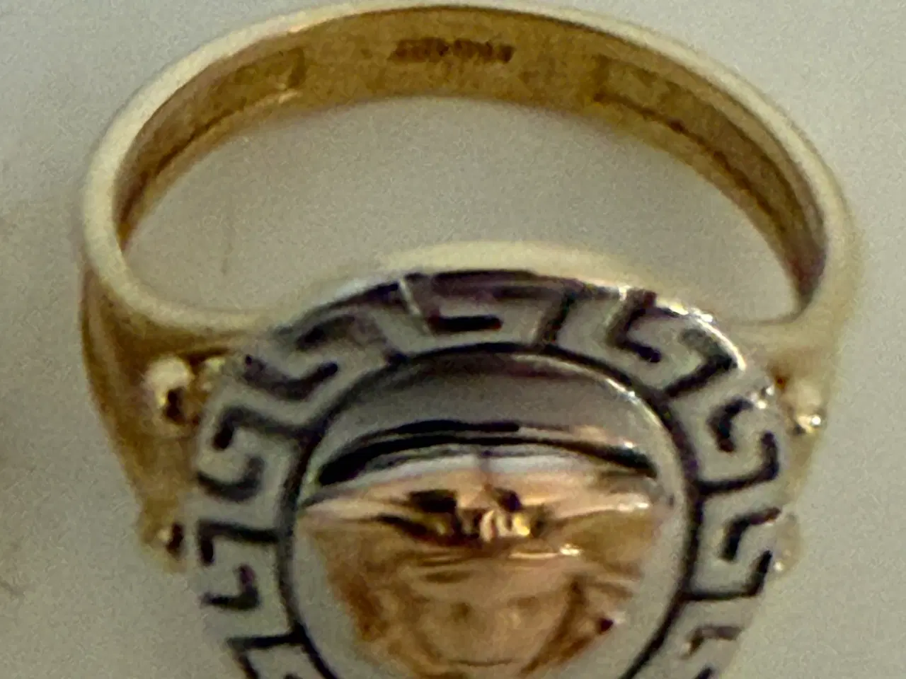 Billede 5 - Flot Versaces Medusa-ring i 14 kt guld