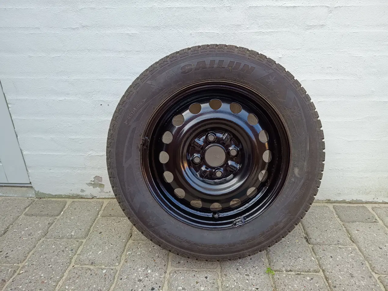 Billede 2 - Vinterdæk på stålfælge, brugt en sæson, 175/65 