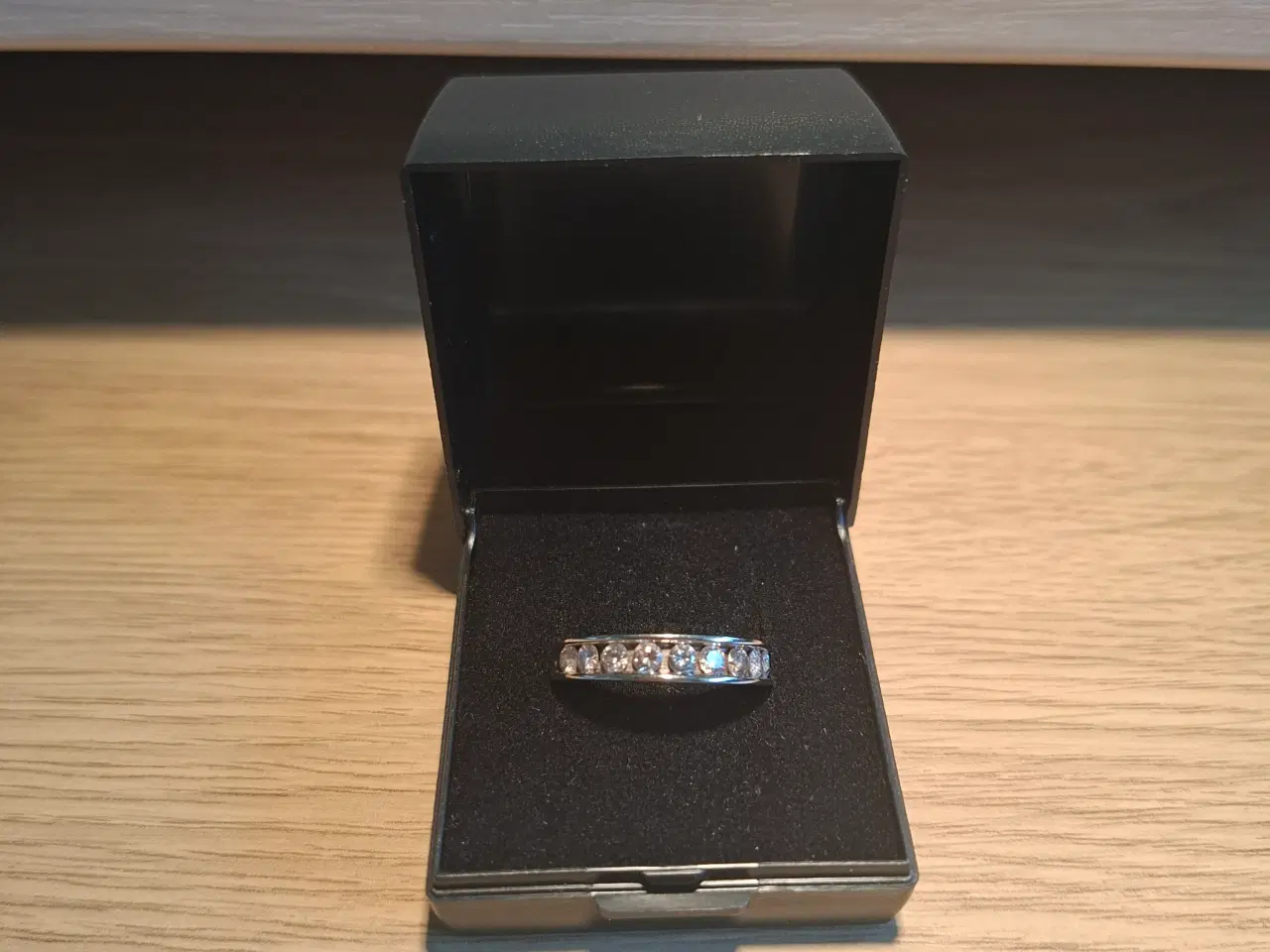 Billede 2 - 14 kt .Hvidguldsring med brillianter