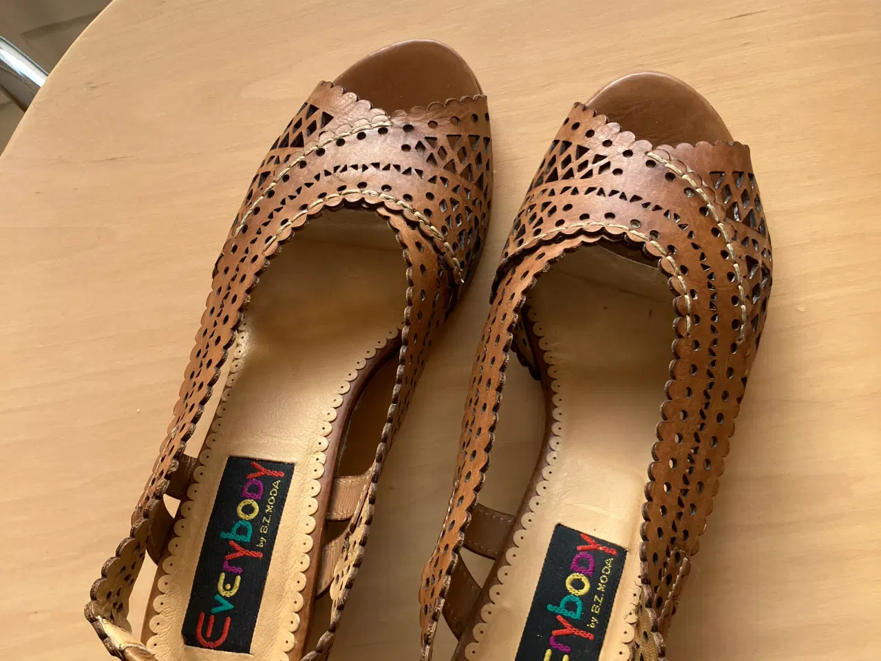 Billede 1 - Everybody skindsandal str. 37, med 5-6 cm hæl 