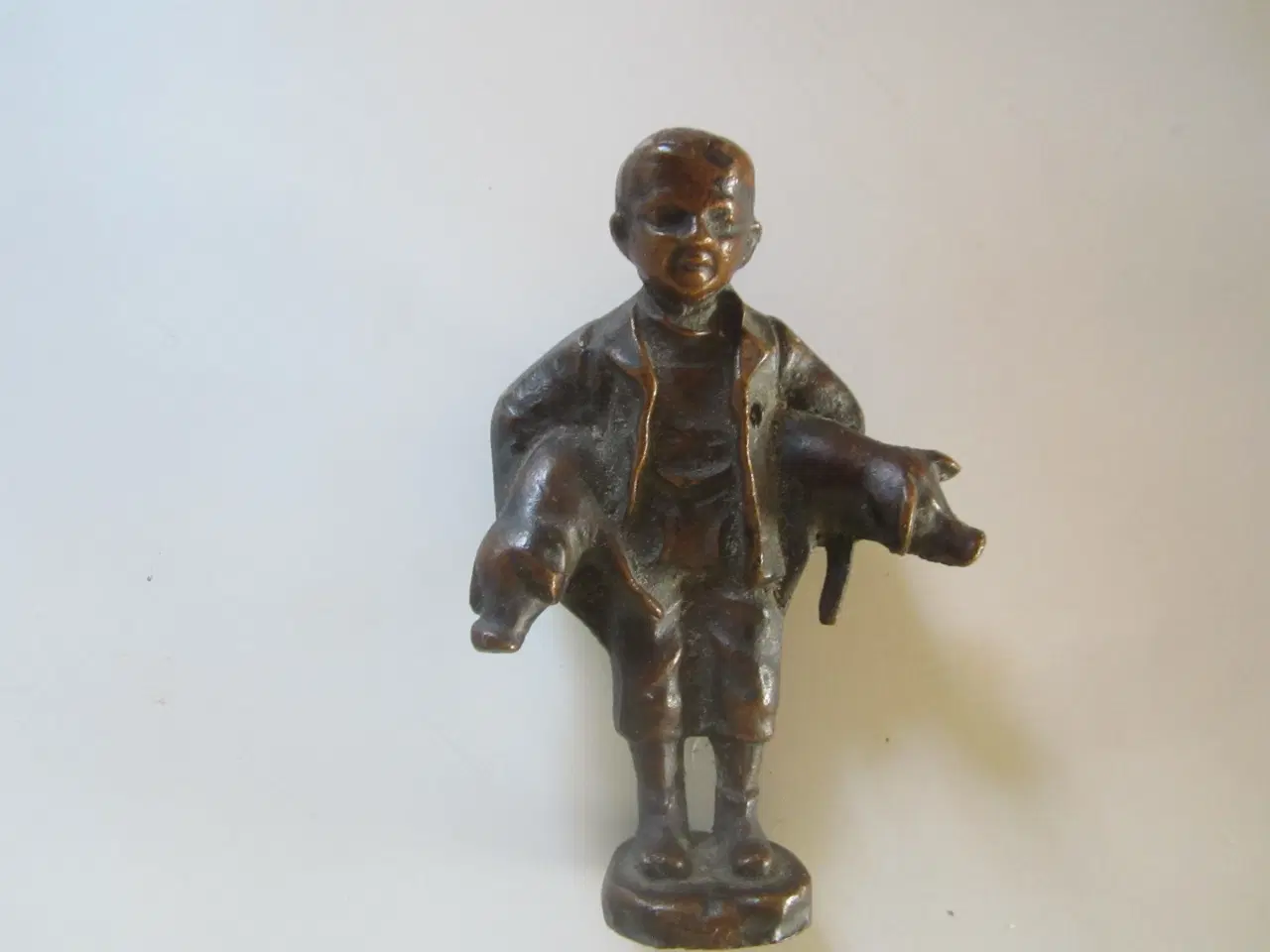 Billede 4 - Rigtig flot bronzefigur dreng m 2 grise, læs beskr