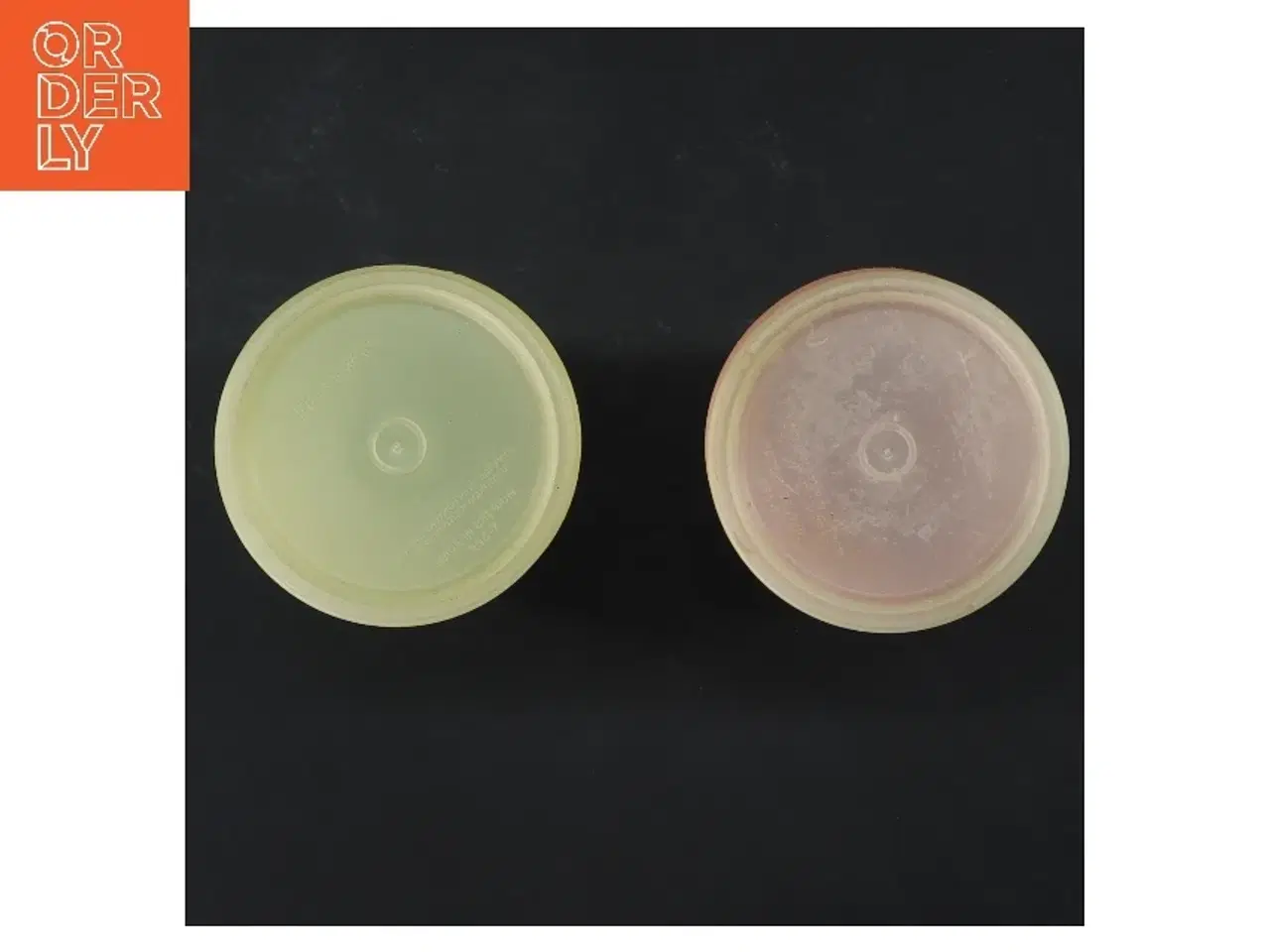 Billede 3 - To plastbeholdere med låg fra Tupperware (str. 2 stk Ø 7 cm længde 13 cm)