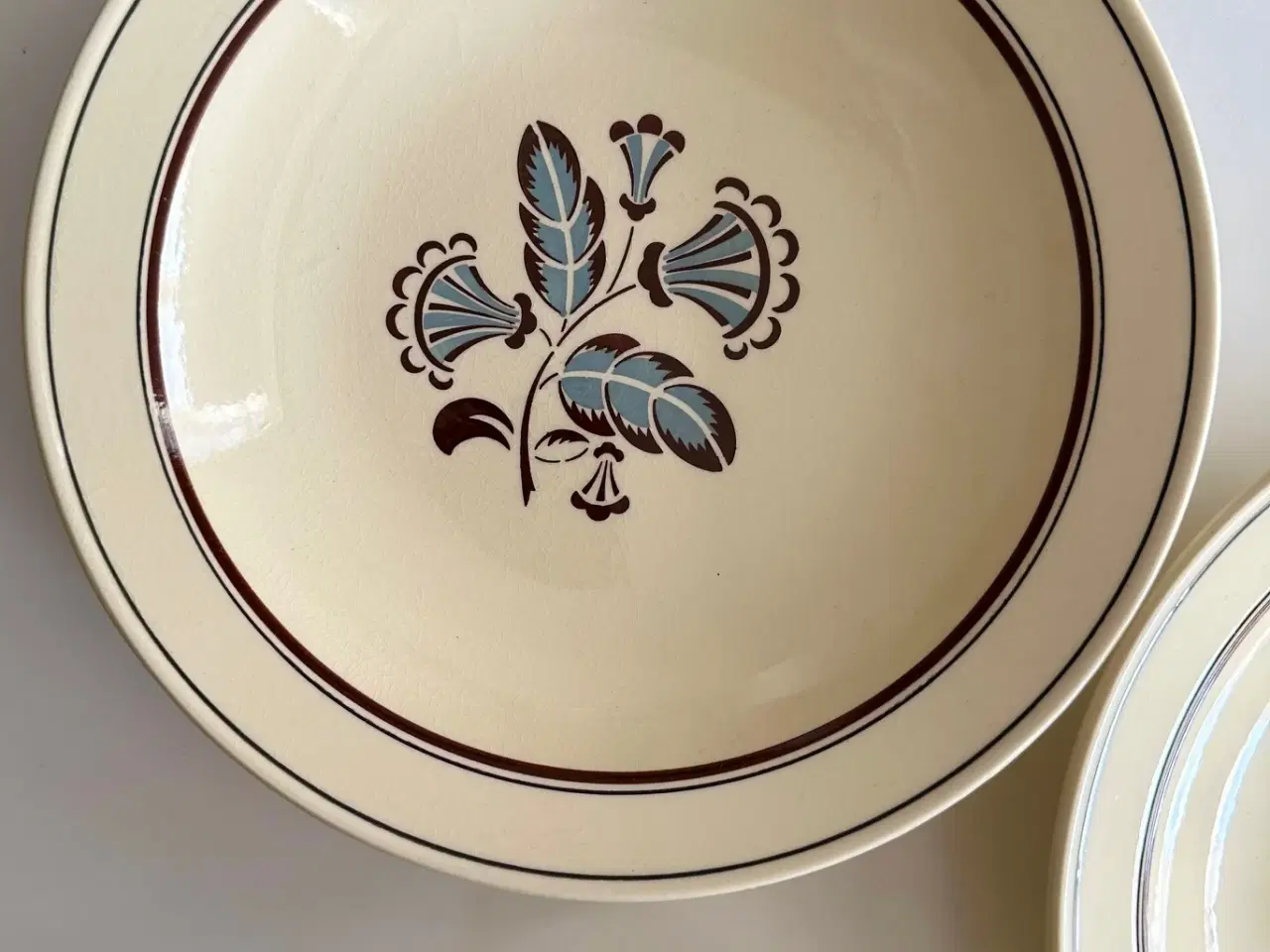 Billede 4 - Dybe fajancetallerkner, 3 stk samlet