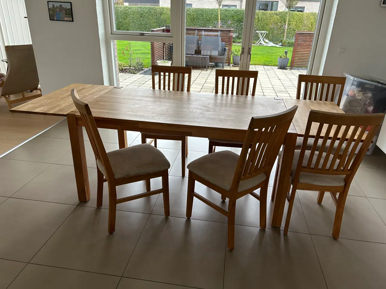 Billede 1 - Olieret egetræsbord m. 6 stole