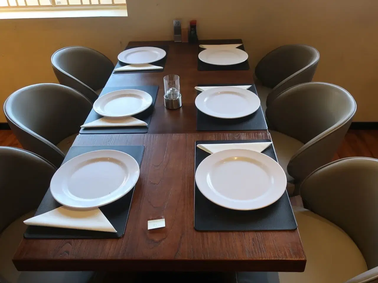 Billede 4 - 2 borde og 6 nye stole