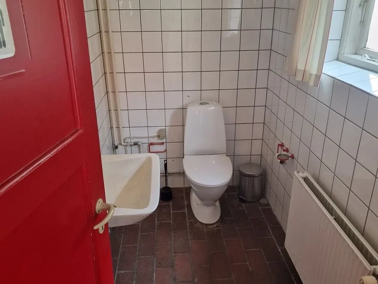 Billede 9 - 3 lejemål til lager. showroom, behandling, kontor m.m. Biladgang til lager –Skiltemulighed mod Grønnevej