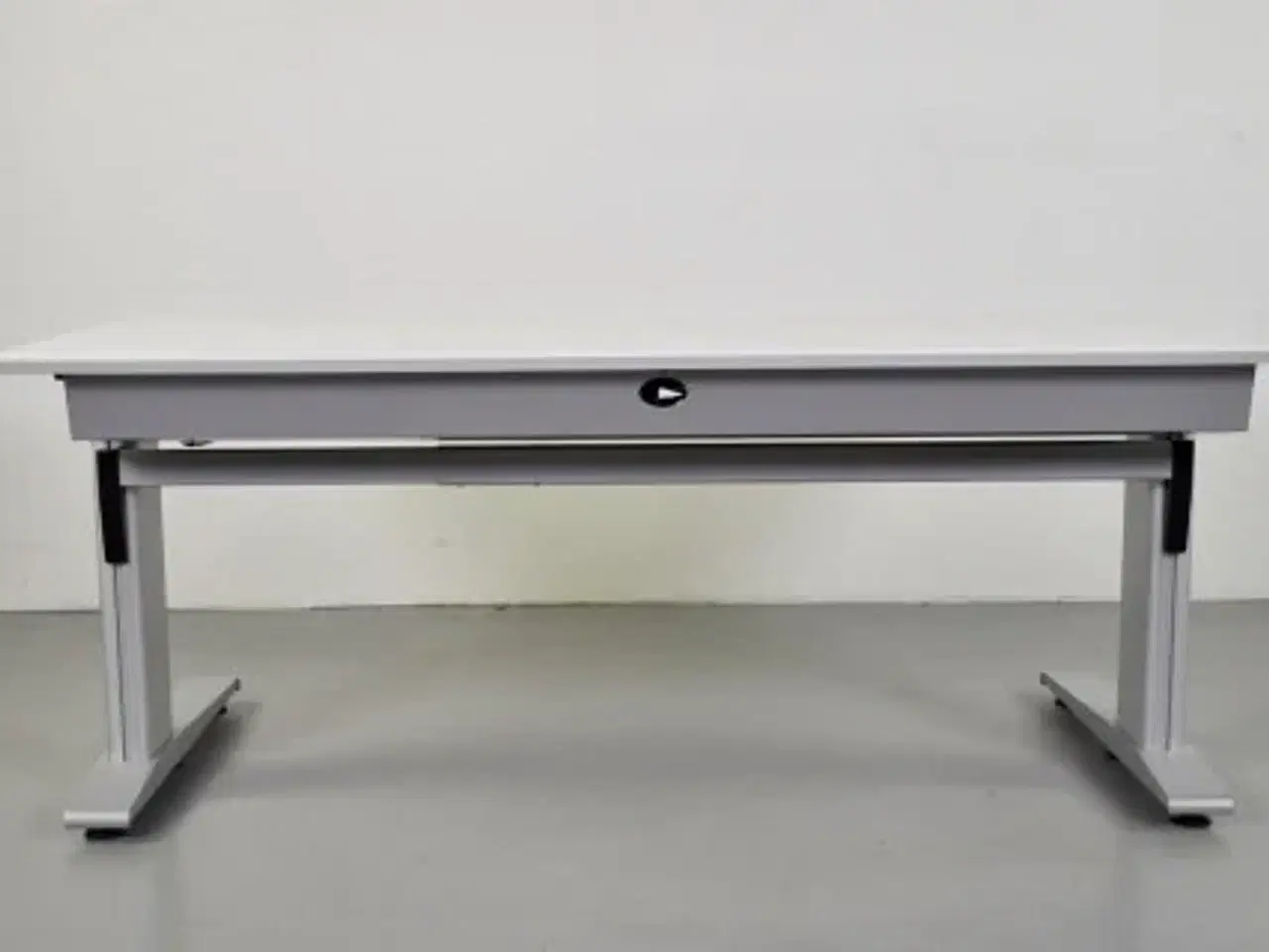 Billede 5 - Hæve-/sænkebord med hvid plade med mavebue på alugrå stel