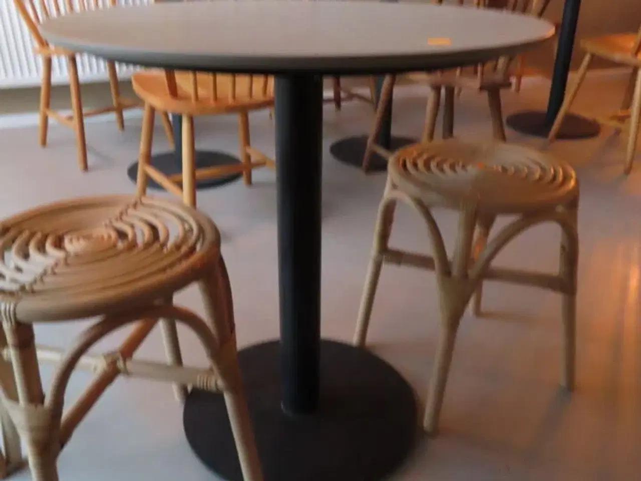 Billede 4 - 4 stk. cafeborde med stole, samt børnestol og bord