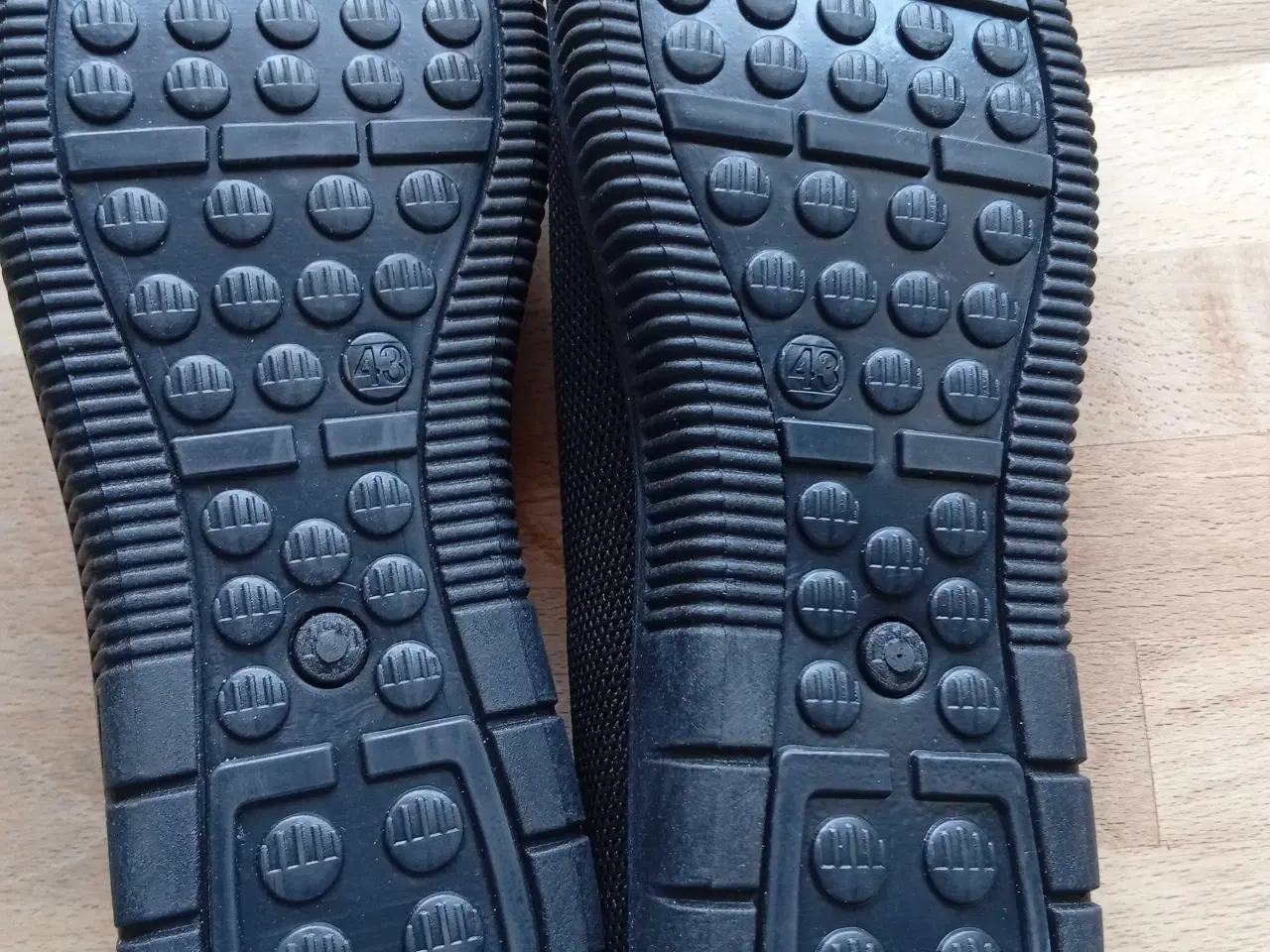 Billede 2 - Badesko størrelse 43 