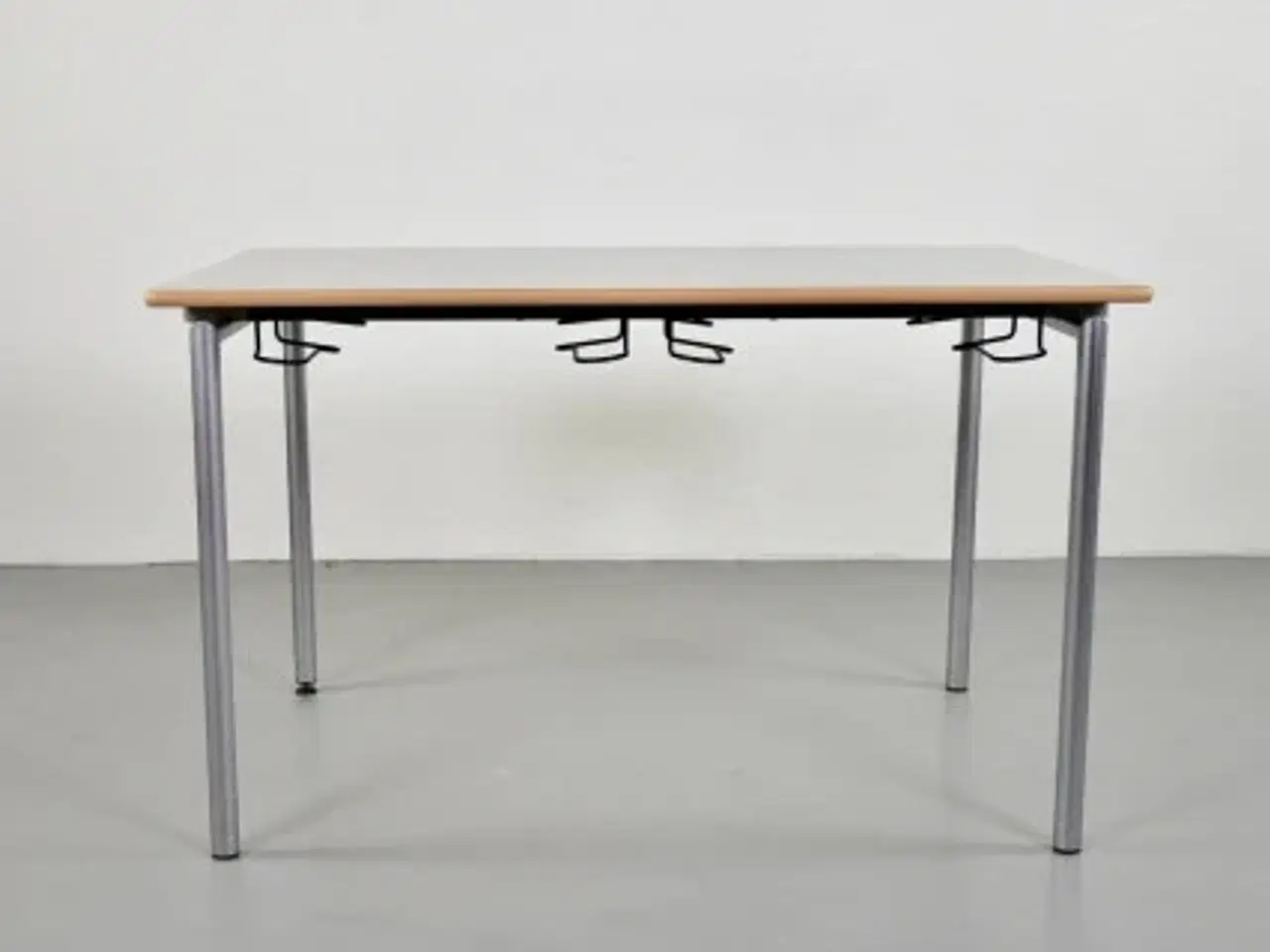 Billede 3 - Randers radius kantinebord med grå plade og stoleophæng - 120cm