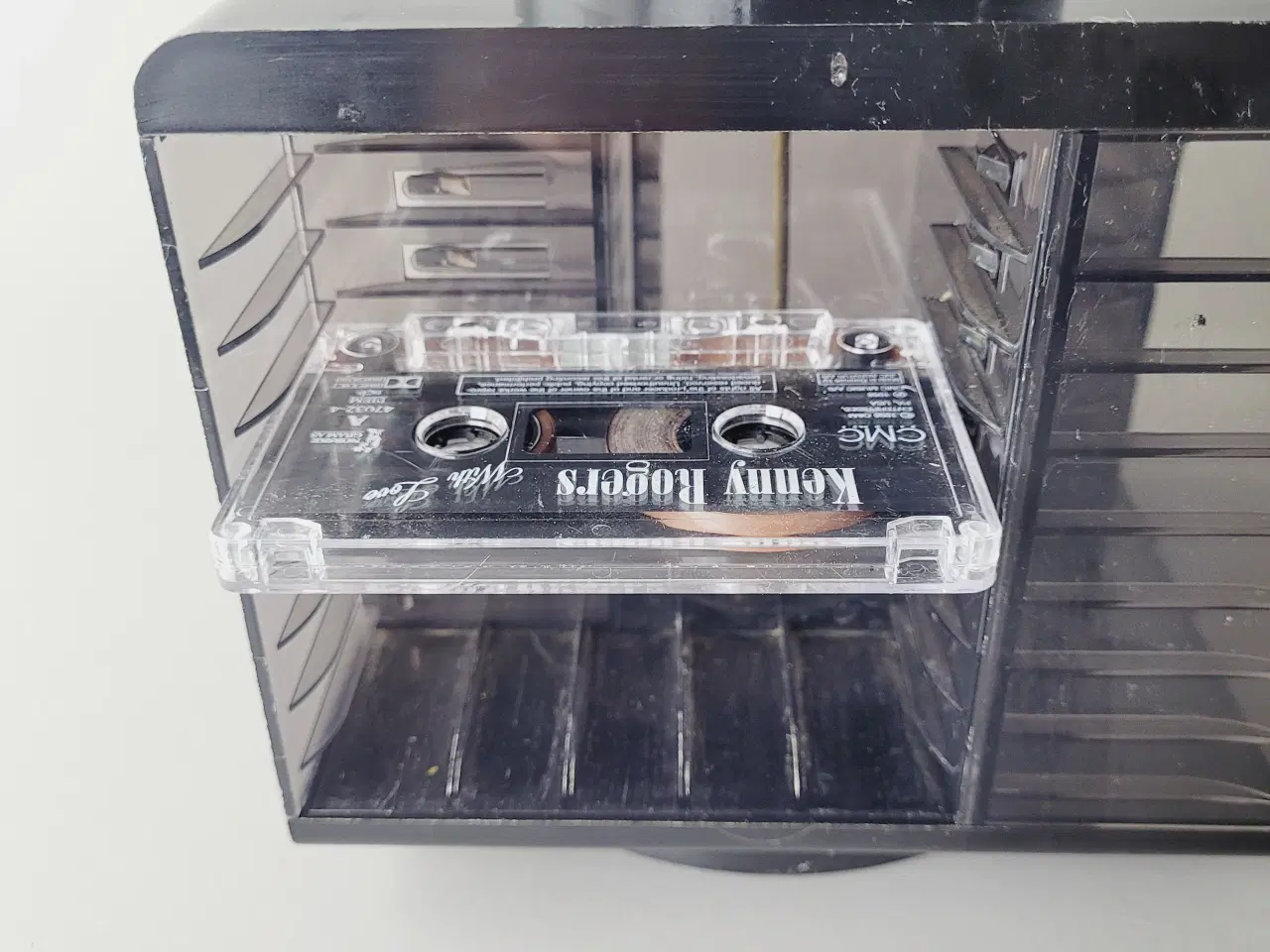 Billede 2 - ⭐️· 🎶 Retro Kassettebånd Holder - Drejelig 