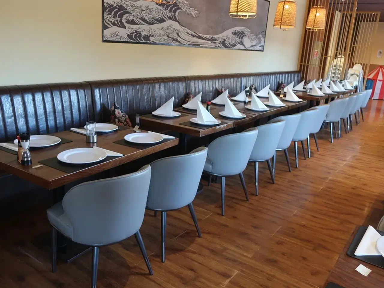 Billede 1 - 4 borde, 12 nye stole samt 5 bænke