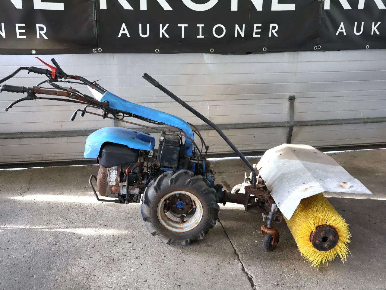 Billede 7 -  2 Hjulet traktor/redskabsbærer m/kost og el-start