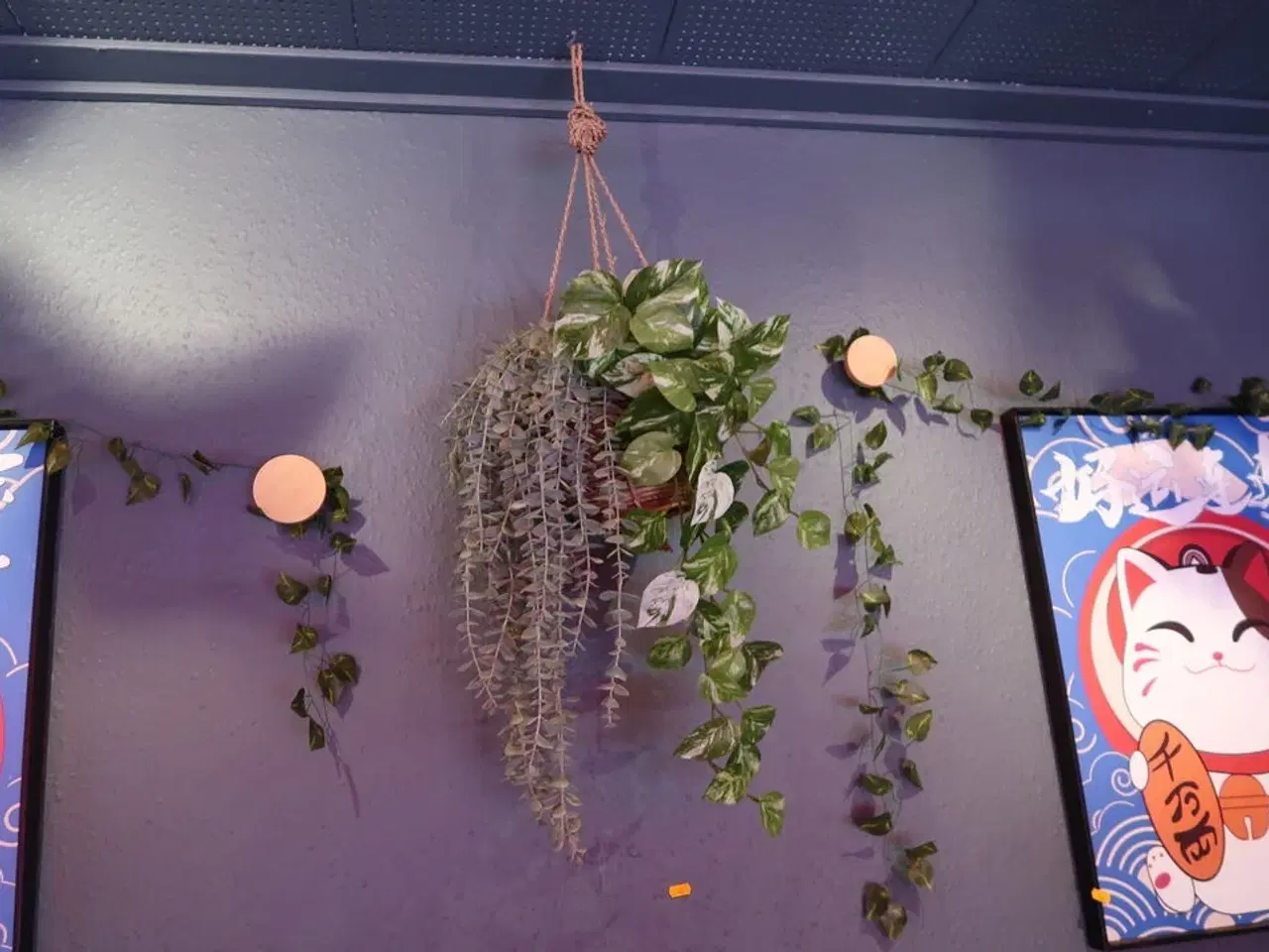 Billede 3 - 2 stk. plakater samt div. Blomster