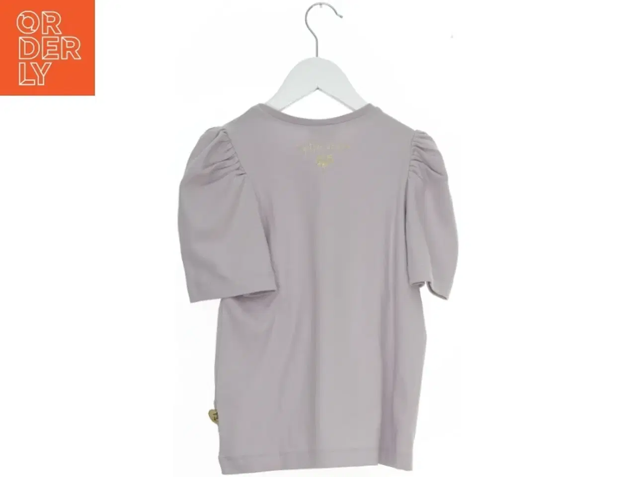 Billede 2 - Lyserød kortærmet bluse med statement fra Pomp de Lux (str. 140)