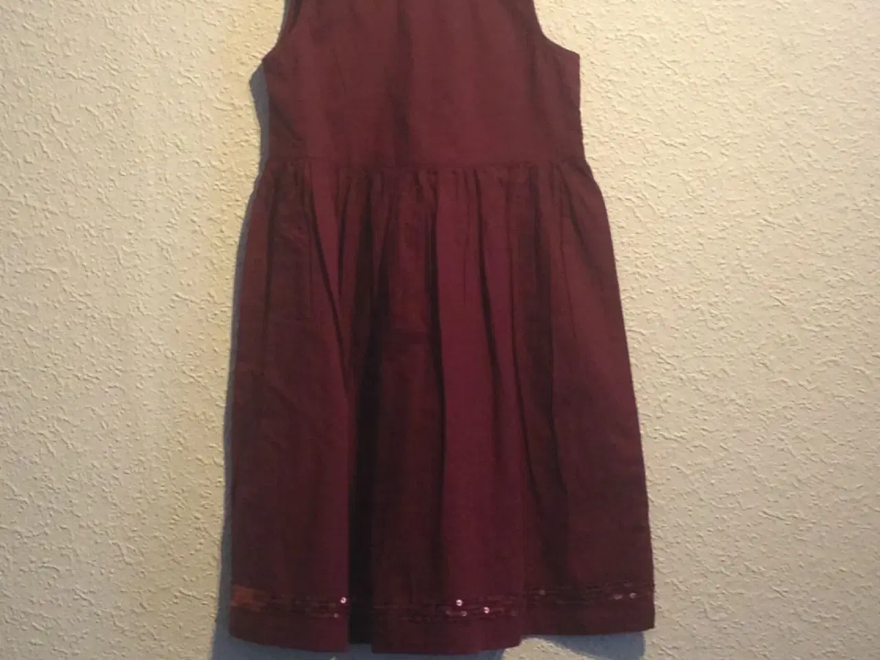 Billede 1 - Fin rød kjole sælges.