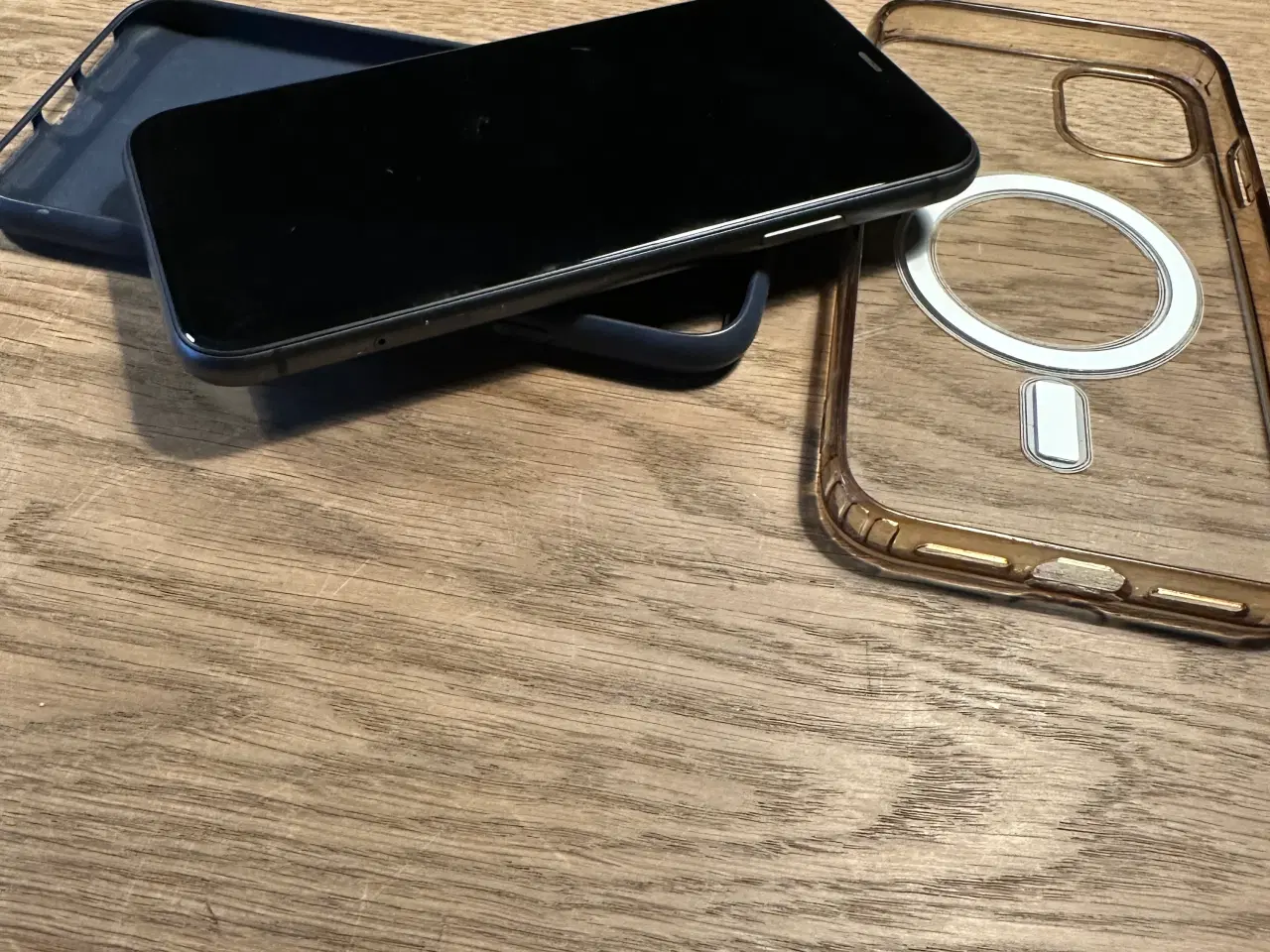 Billede 7 - iPhone 11 med kabel, oplader, covers mm.