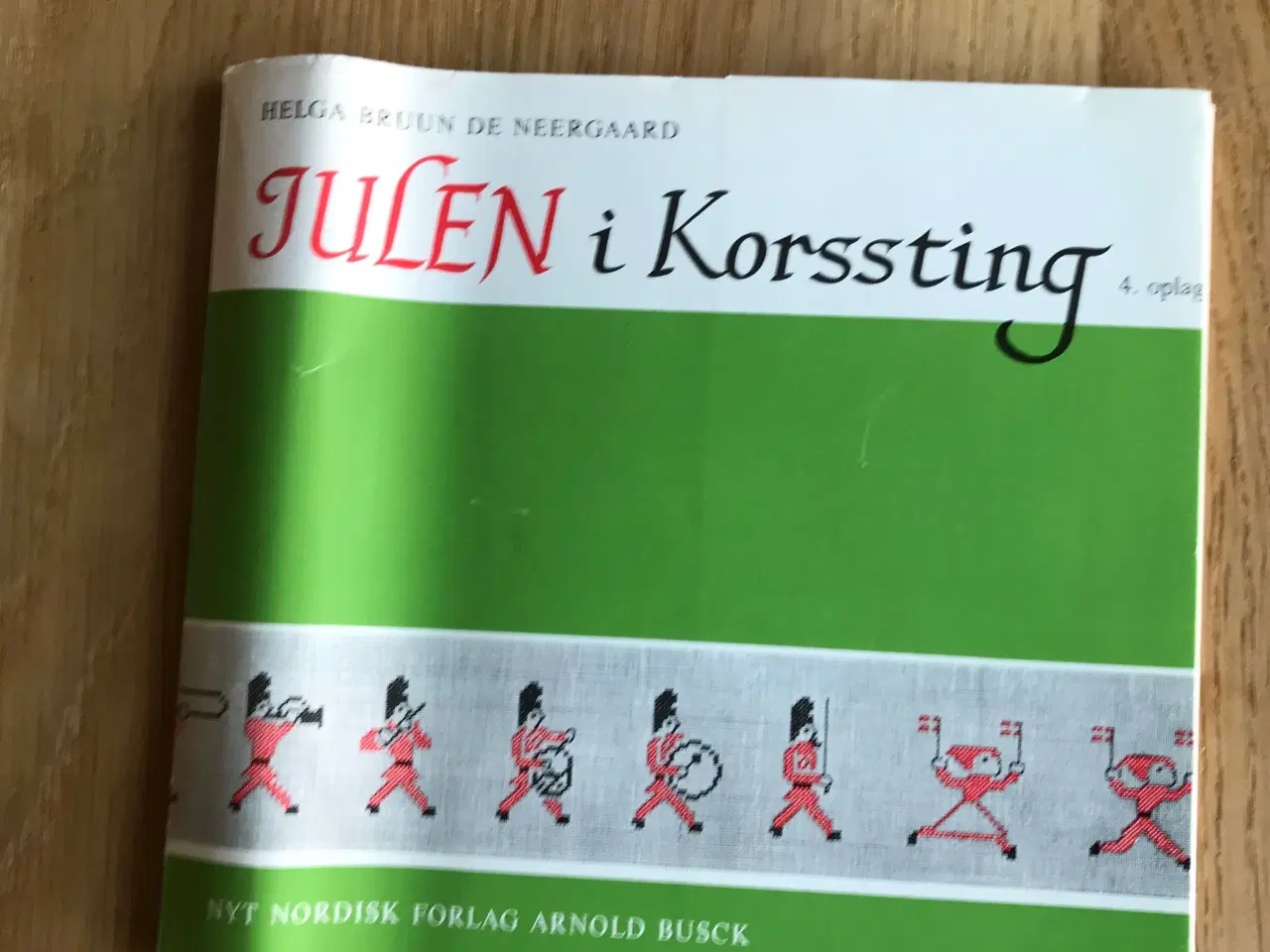 Billede 1 - Julen i Korssting  af Helga Bruun De Neergaard