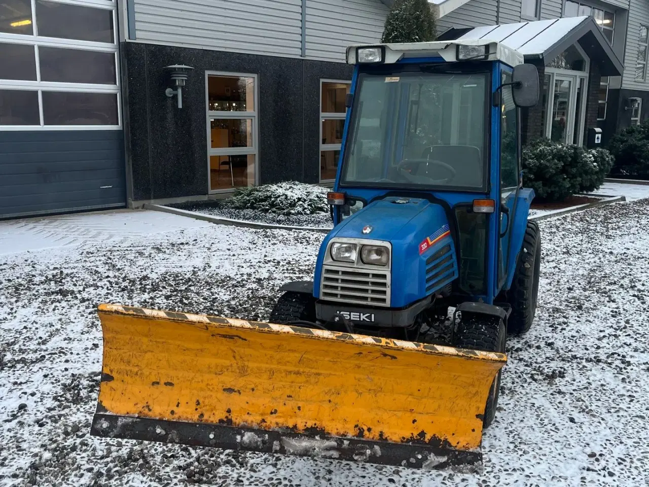 Billede 7 - Iseki 330 Med frontlift, sneplov og lukket kabine
