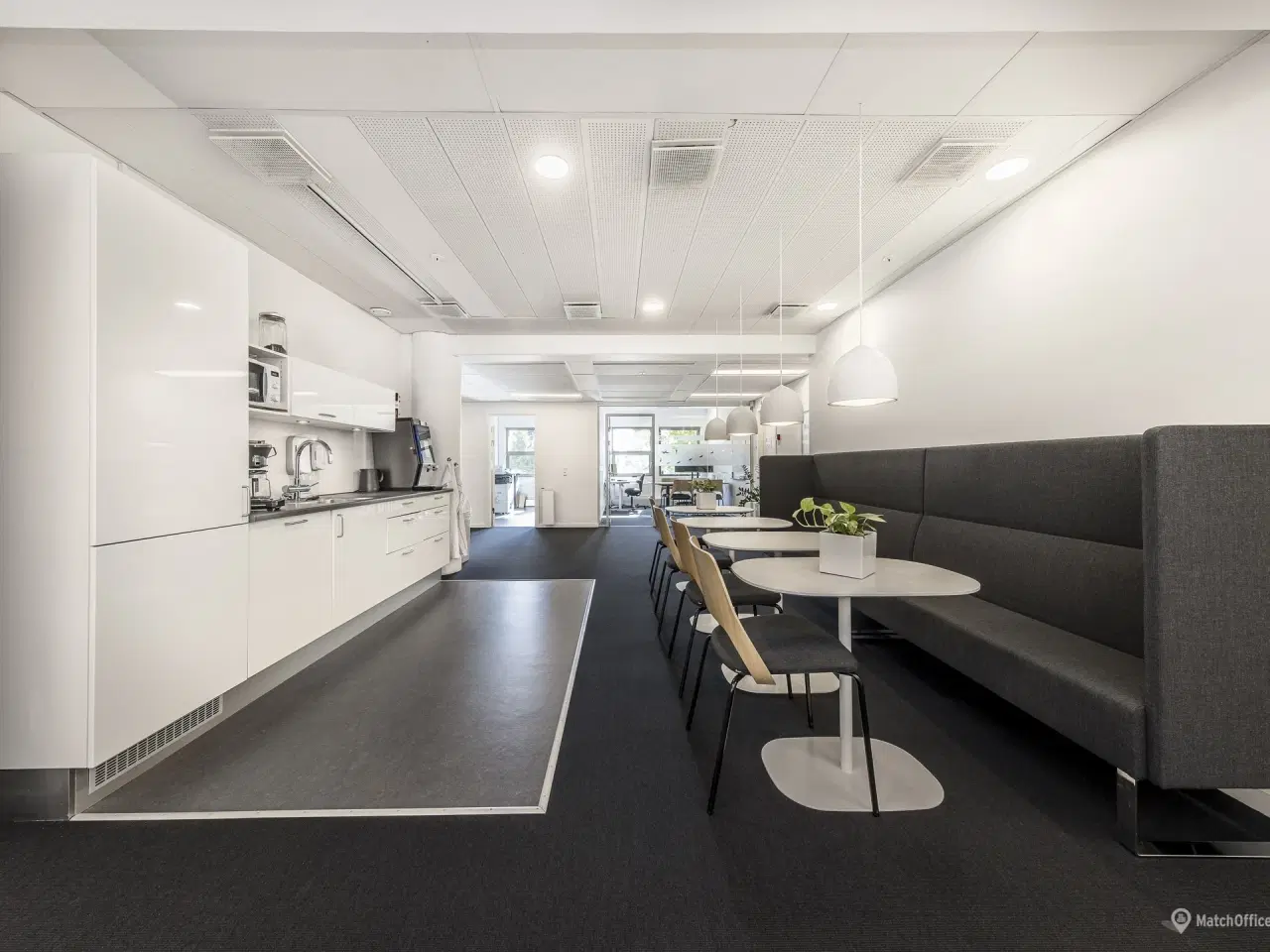 Billede 3 - 819 m² kontor med plads til 44 arbejdspladser, nem tilgængelighed og parkering.