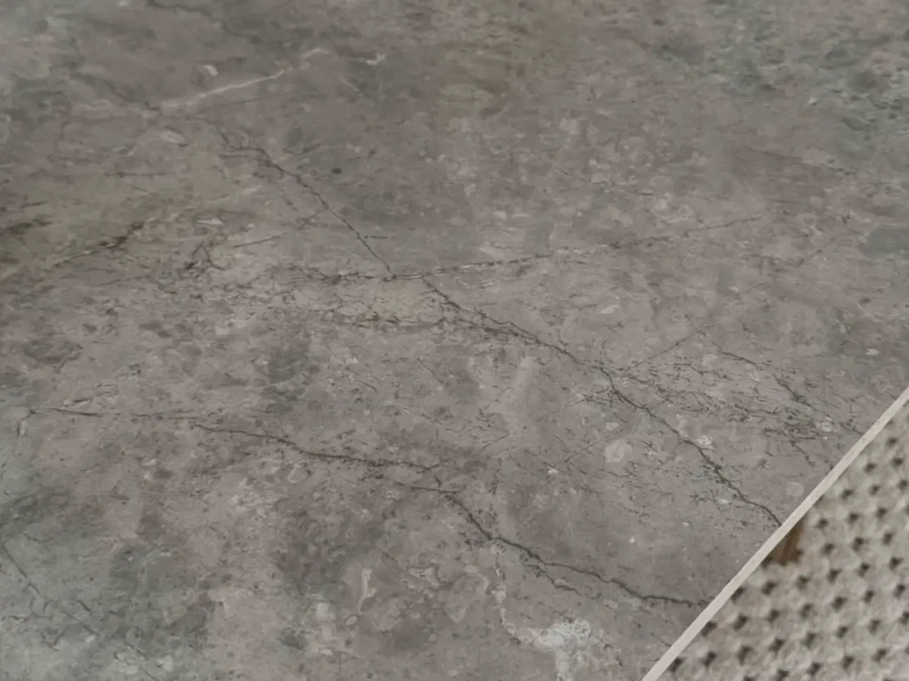 Billede 4 - Unikt sofabord i marmorlook klinke med egetræsben