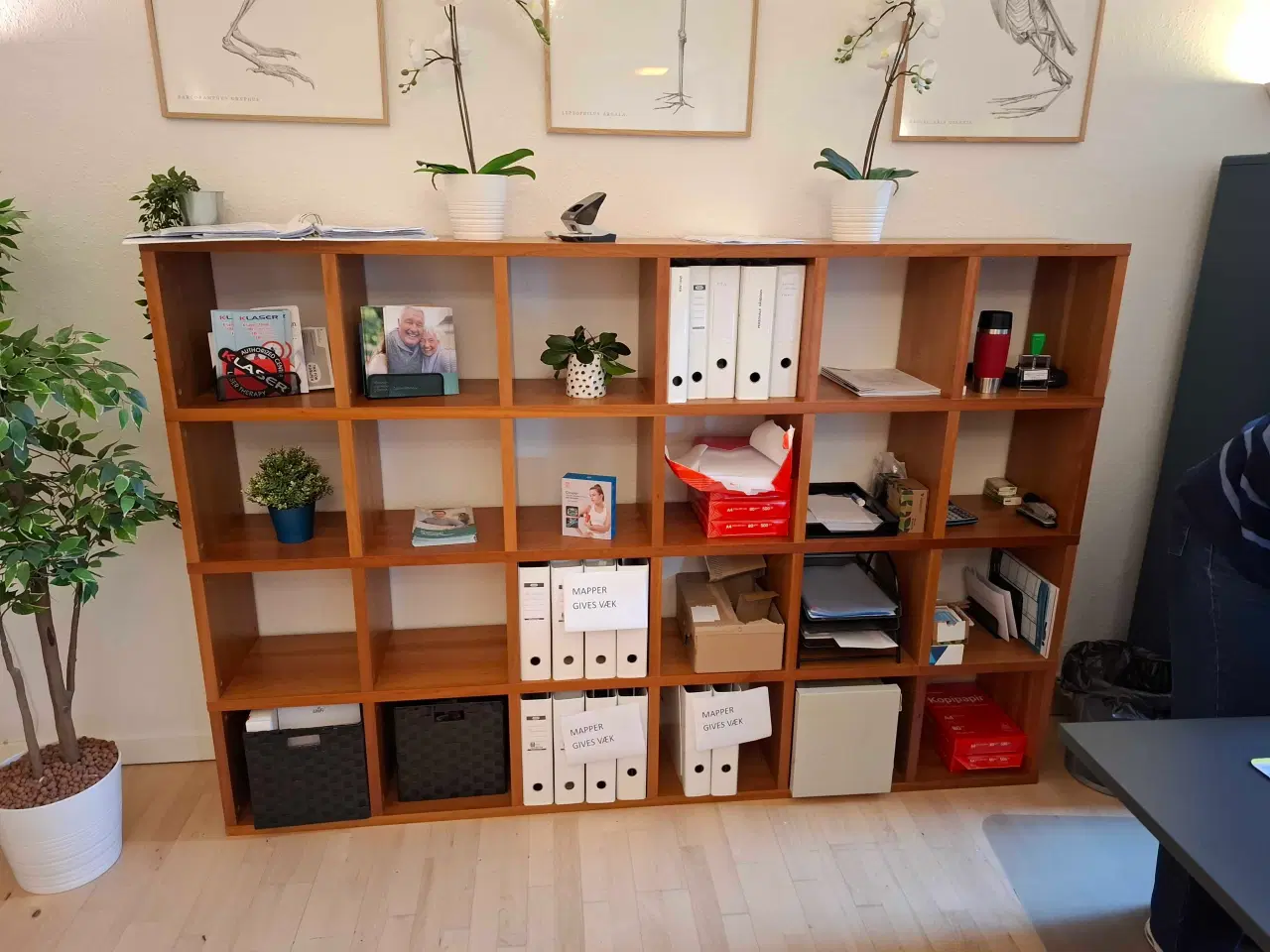 Billede 1 - Stor reol i brunt træ sælges