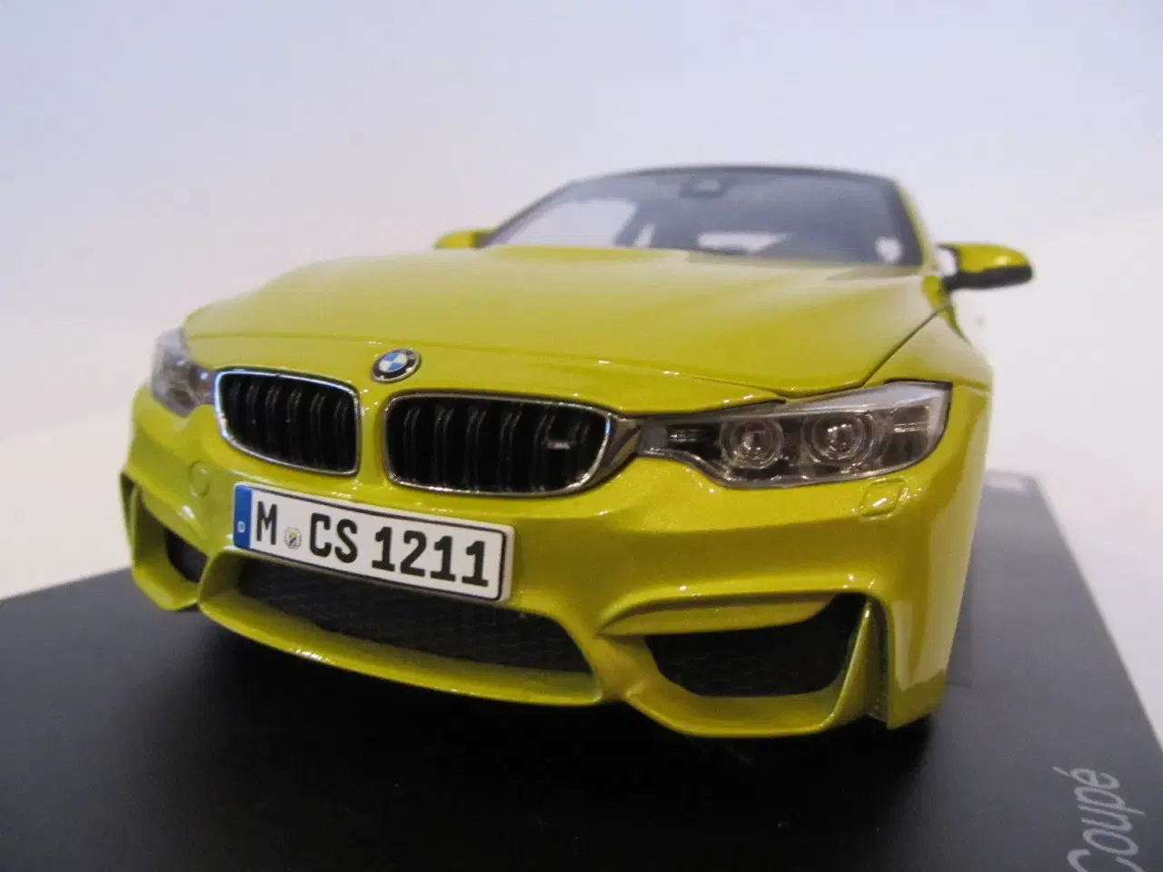 Billede 8 - 2014 BMW M4 Coupé F82 1:18  Farve: Austin Yellow 