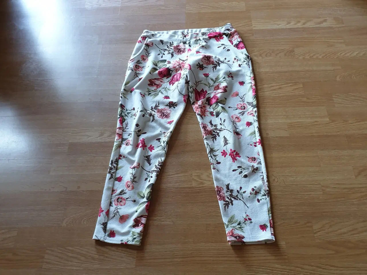 Billede 2 - GRATIS Skønt velholdt damebluse & bukser strL