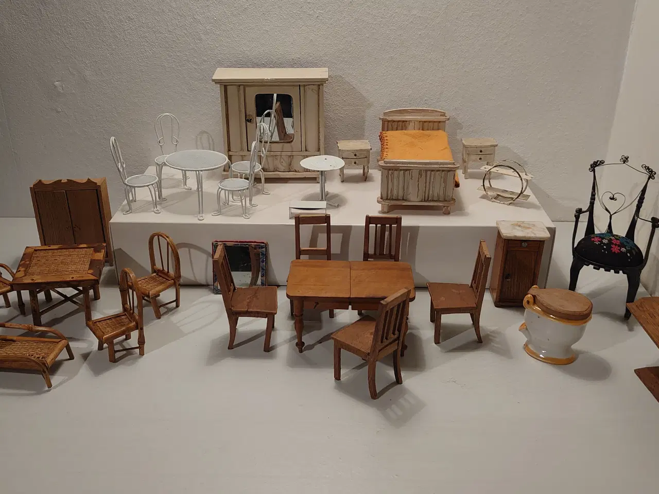 Billede 1 - 29 dele dukkehusmøbler i træ og blik. Ca.1930-40.